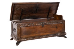 Antico cassone in noce massiccio rinascimentale italiano del XVII secolo intagliato a mano