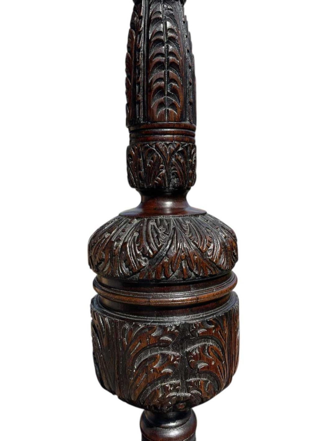 Sculpté à la main Lit à baldaquin jacobéen ancien du XVIIe siècle à quatre colonnes en vente