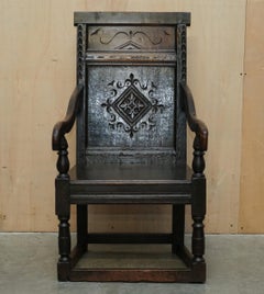 Antica poltrona giacobina del XVII secolo intagliata a mano in Oak inglese con rivestimenti Tudor