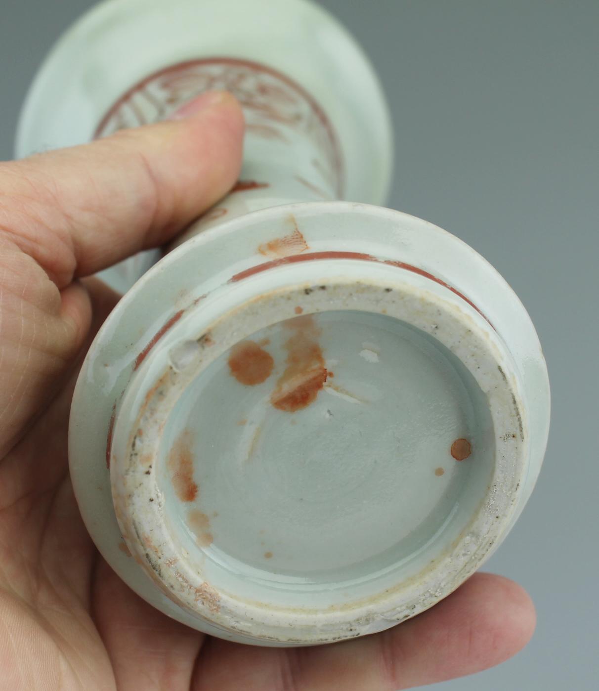Antique 17th Century Japanese Porcelain Garniture Vases Blood and Milk Edo Pe In Good Condition For Sale In Amsterdam, Noord Holland