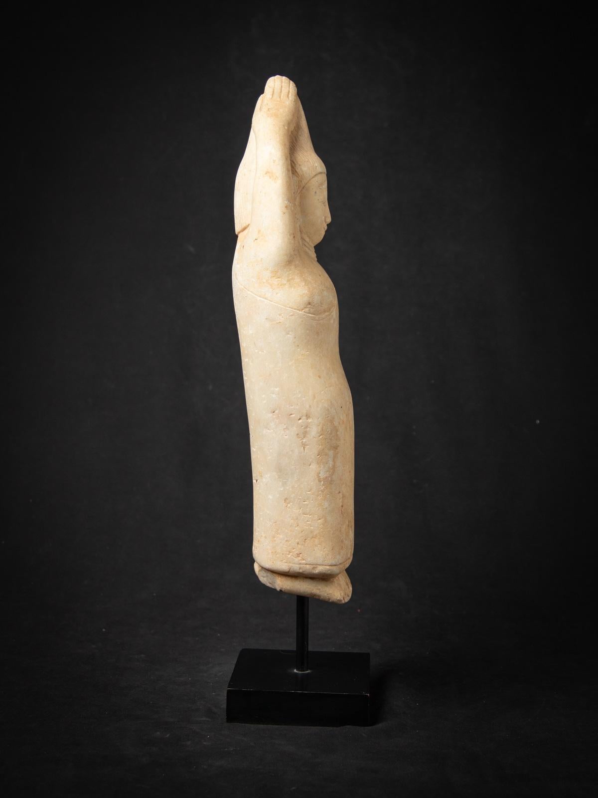 Sculpture ancienne en marbre du 17e siècle représentant Sumedha, originaire de Birmanie en vente 5