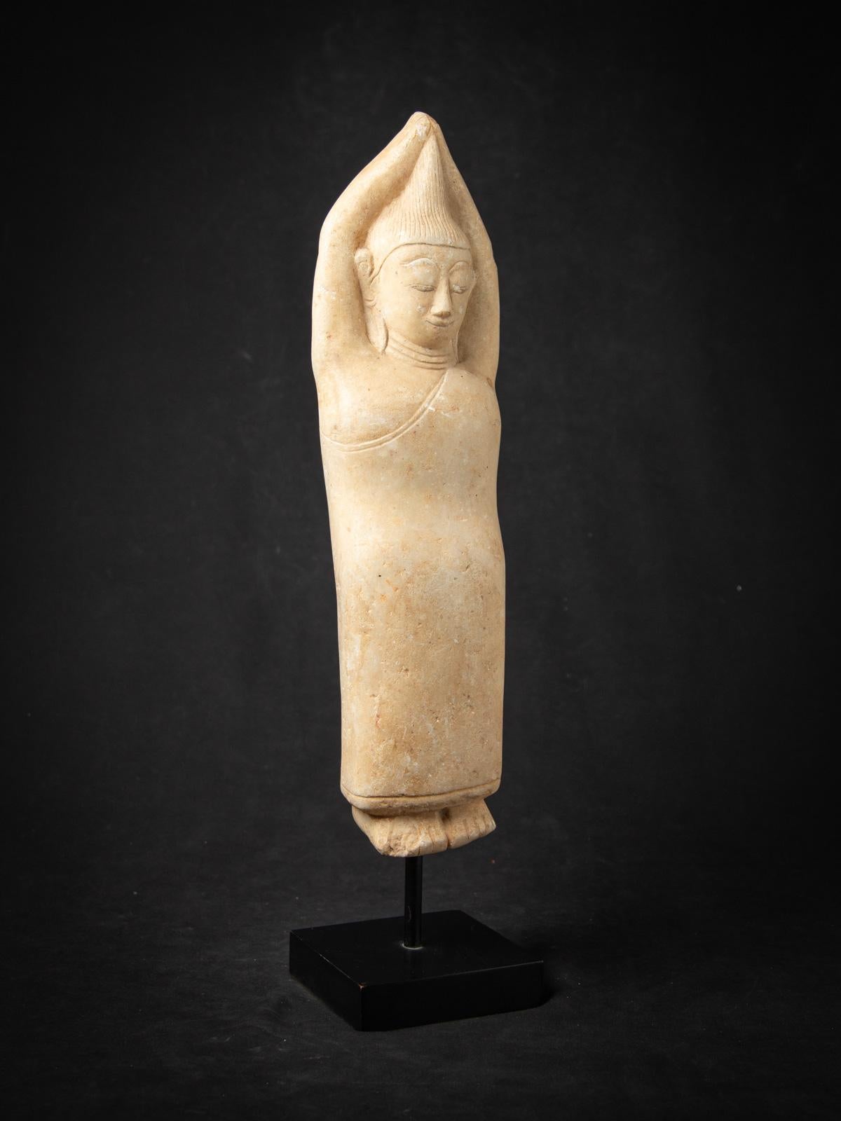 Sculpture ancienne en marbre du 17e siècle représentant Sumedha, originaire de Birmanie en vente 6