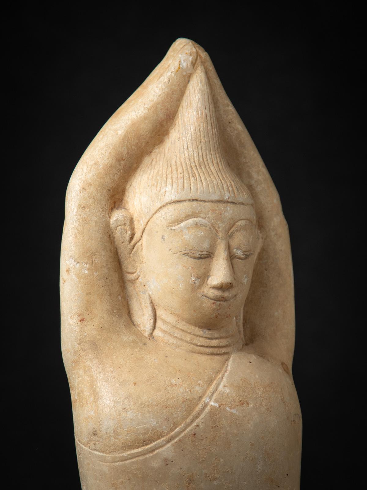 Sculpture ancienne en marbre du 17e siècle représentant Sumedha, originaire de Birmanie en vente 8