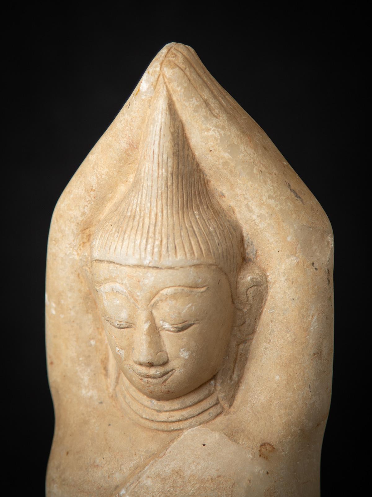 Sculpture ancienne en marbre du 17e siècle représentant Sumedha, originaire de Birmanie en vente 10