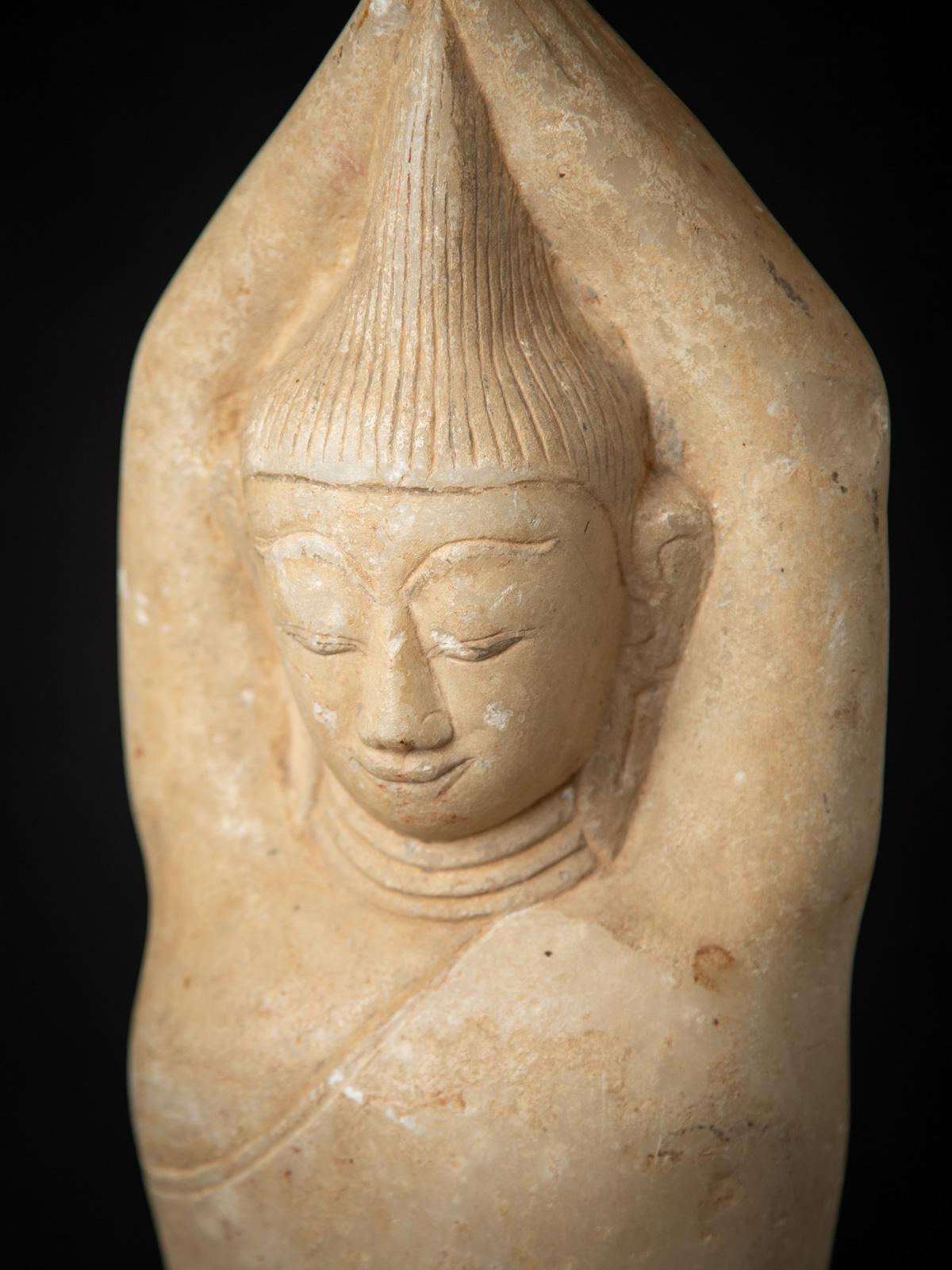 Sculpture ancienne en marbre du 17e siècle représentant Sumedha, originaire de Birmanie en vente 11