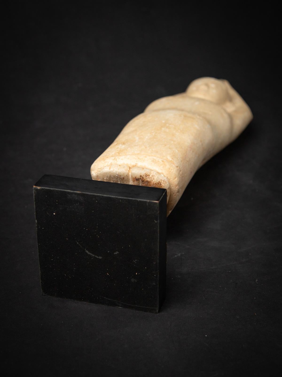 Sculpture ancienne en marbre du 17e siècle représentant Sumedha, originaire de Birmanie en vente 12