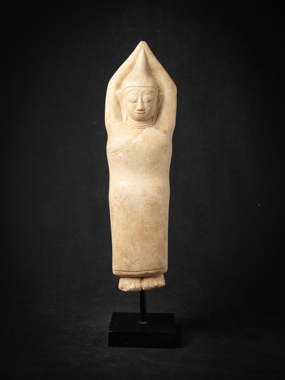Cette ancienne sculpture en marbre de Sumedha, datant du XVIIe siècle, est un exemple rare et exquis de l'art birman de style Ava en Birmanie (Myanmar). Réalisée en marbre fin, la sculpture mesure 64,3 cm de haut, 14,2 cm de large et 14,2 cm de