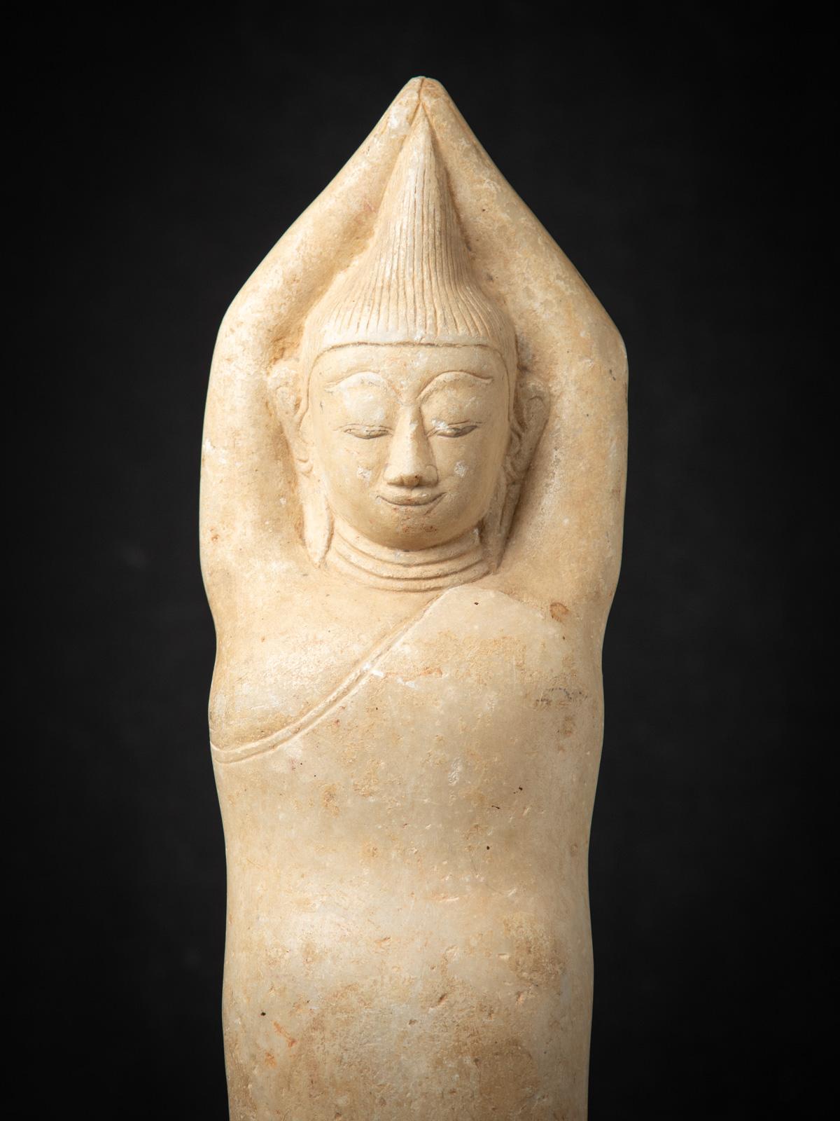 Sculpture ancienne en marbre du 17e siècle représentant Sumedha, originaire de Birmanie Bon état - En vente à DEVENTER, NL