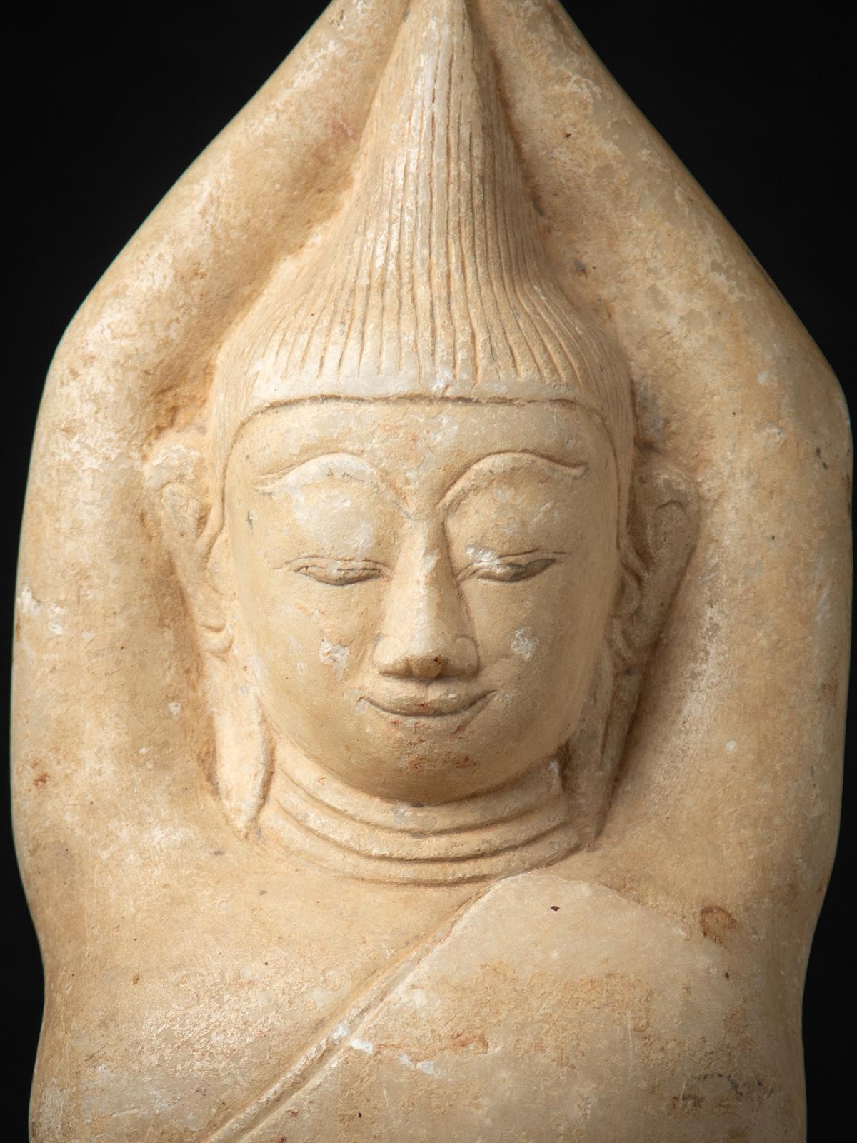 XVIIIe siècle et antérieur Sculpture ancienne en marbre du 17e siècle représentant Sumedha, originaire de Birmanie en vente