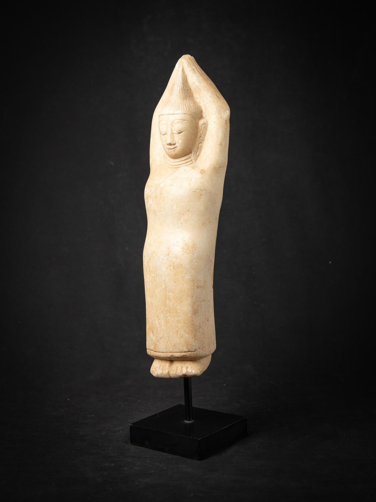 Marbre Sculpture ancienne en marbre du 17e siècle représentant Sumedha, originaire de Birmanie en vente