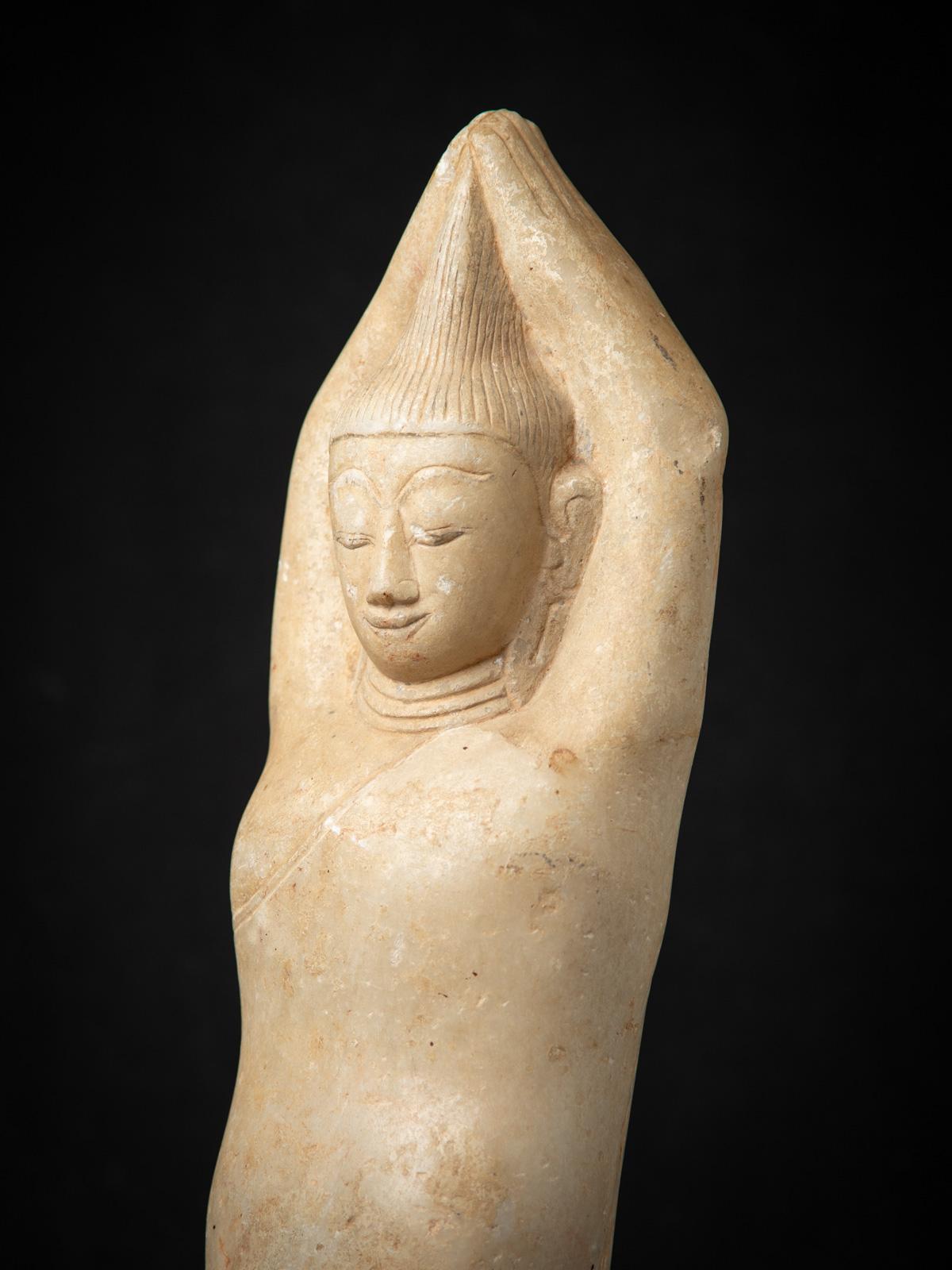 Sculpture ancienne en marbre du 17e siècle représentant Sumedha, originaire de Birmanie en vente 1