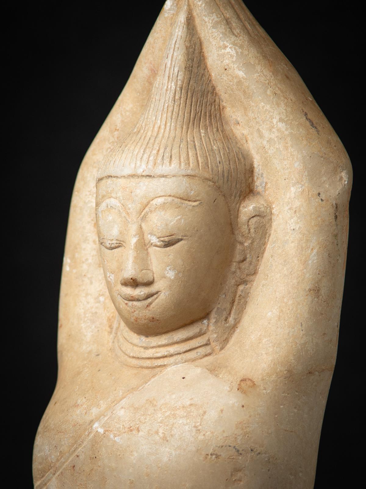 Sculpture ancienne en marbre du 17e siècle représentant Sumedha, originaire de Birmanie en vente 2