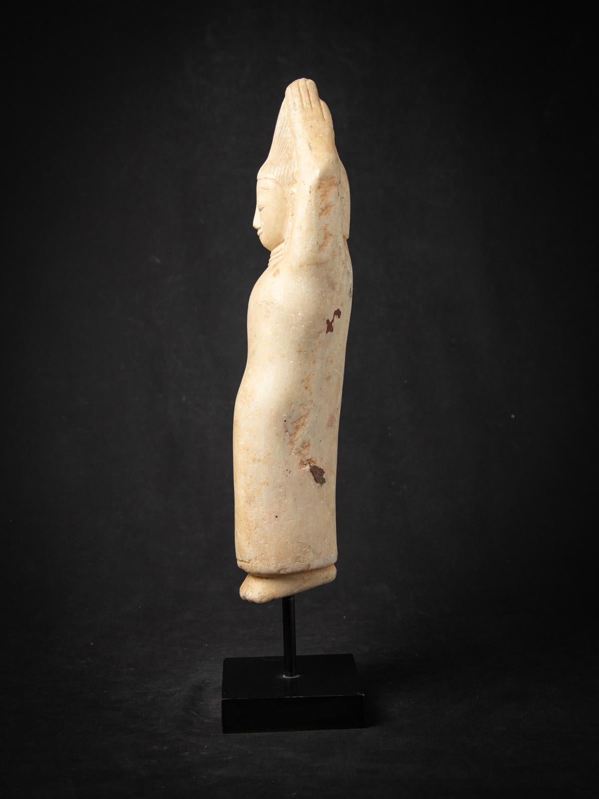 Sculpture ancienne en marbre du 17e siècle représentant Sumedha, originaire de Birmanie en vente 3