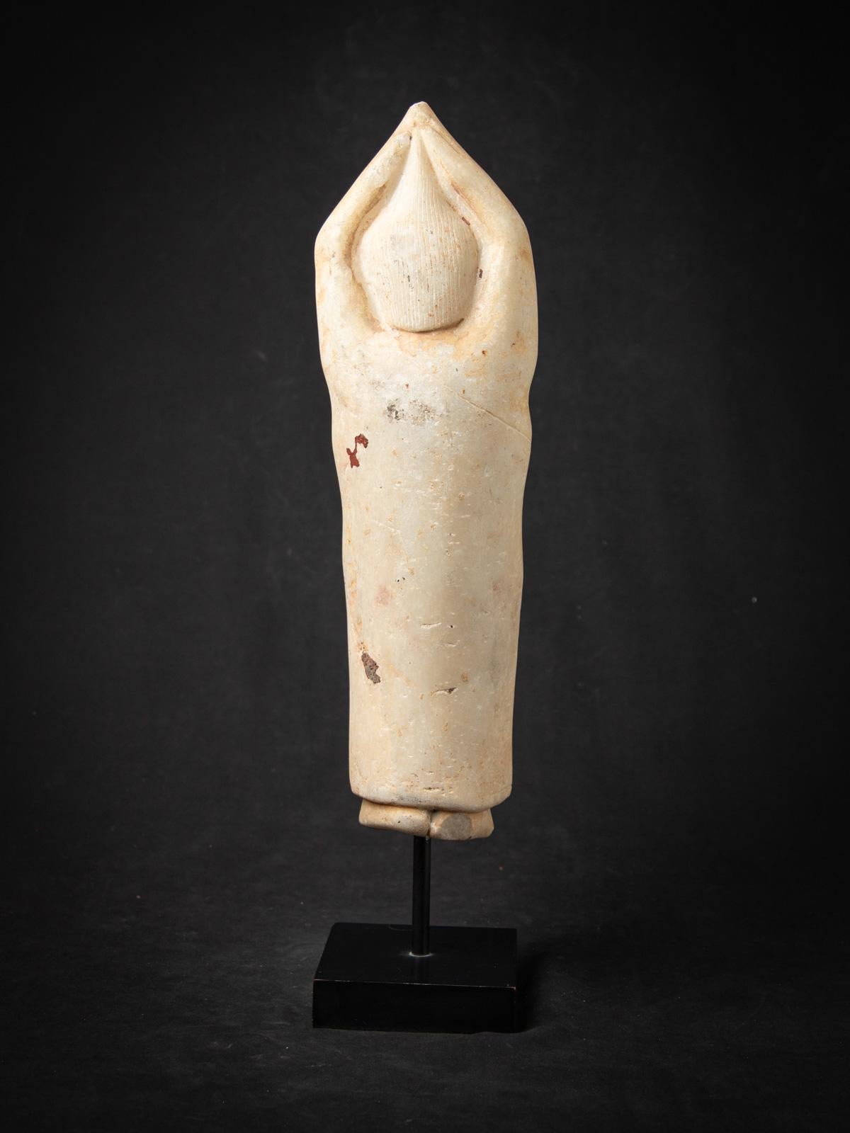 Sculpture ancienne en marbre du 17e siècle représentant Sumedha, originaire de Birmanie en vente 4