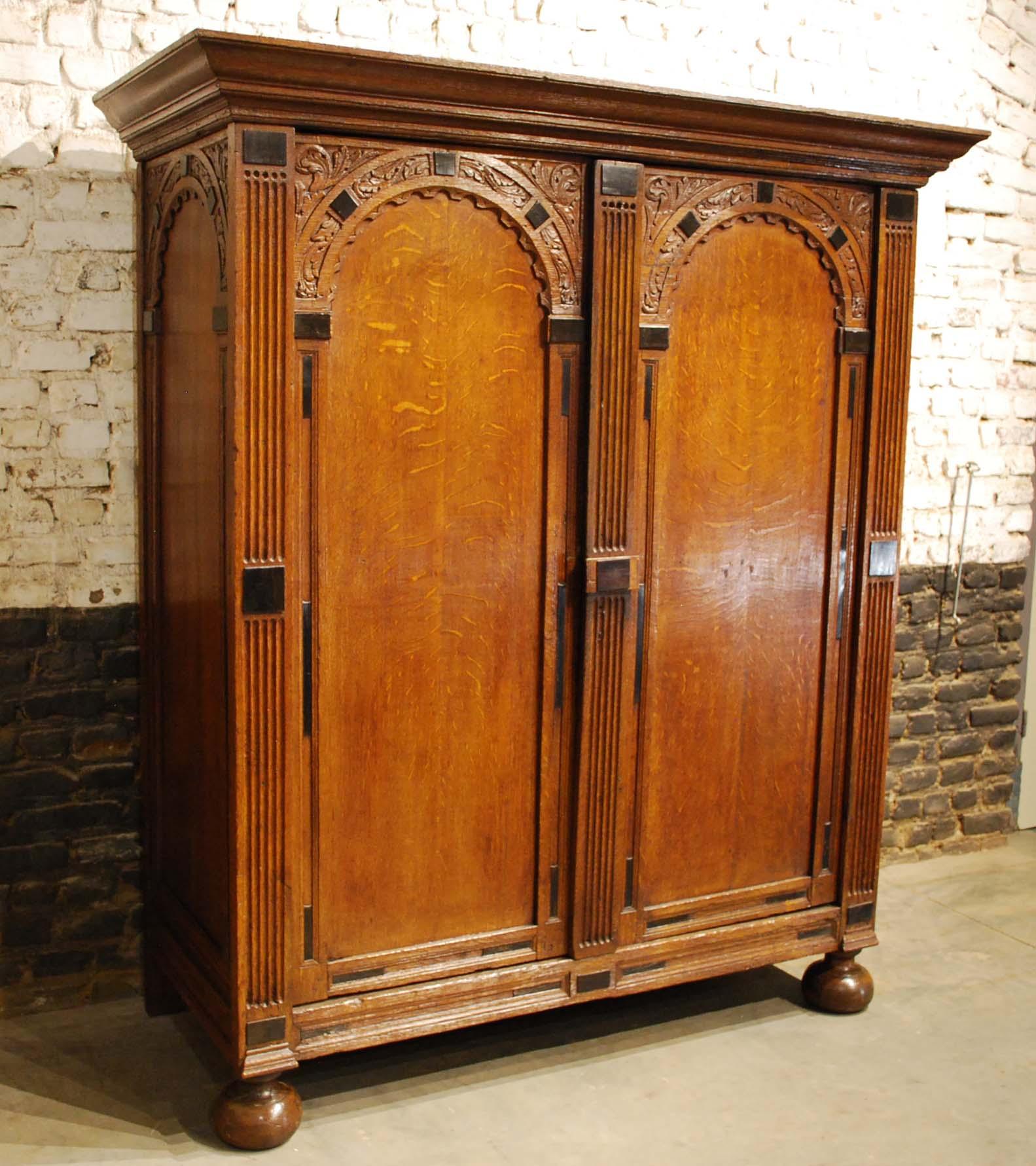 This extraordinary cupboard is made of the finest quarter sawn oak in the tradition of the Dutch Renaissance during the “Dutch golden age” 
It is a small two-door cabinet with arched doors and sides. This cabinet is made in the Provence of Utrecht