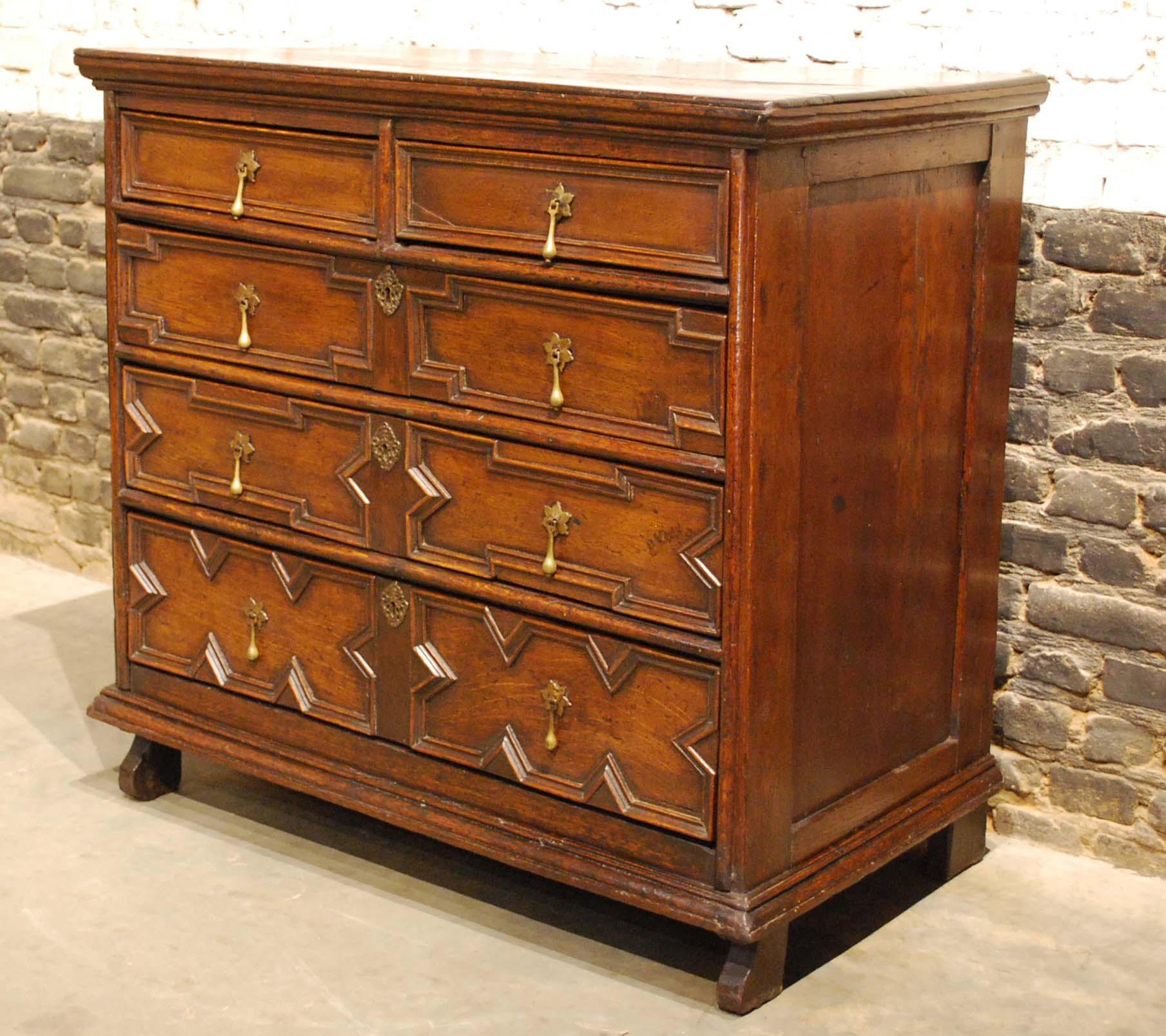 Antique 17th Century Oak Charles II Chest of Drawers with Geometric Moulding In Good Condition In Casteren, NL