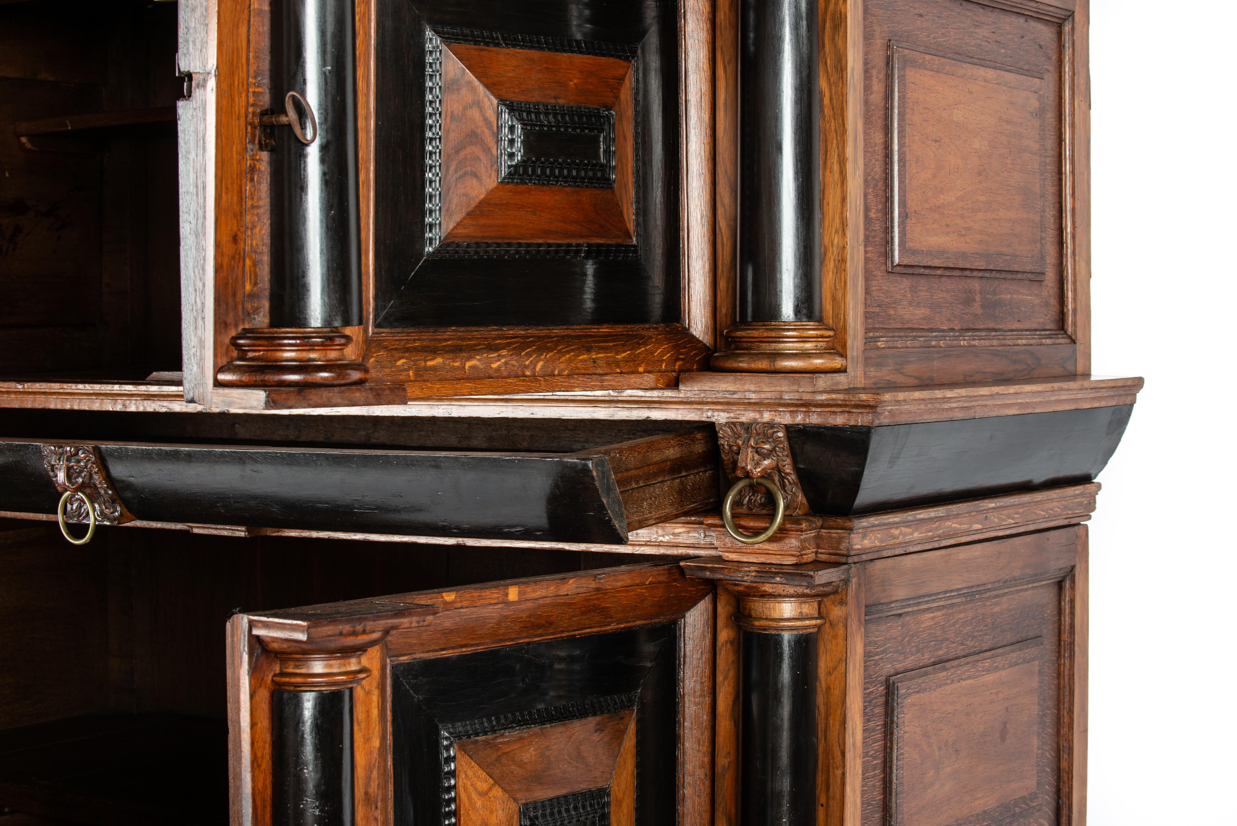Ancienne armoire en chêne de la Renaissance hollandaise du 17e siècle avec ébène et acajou en vente 2