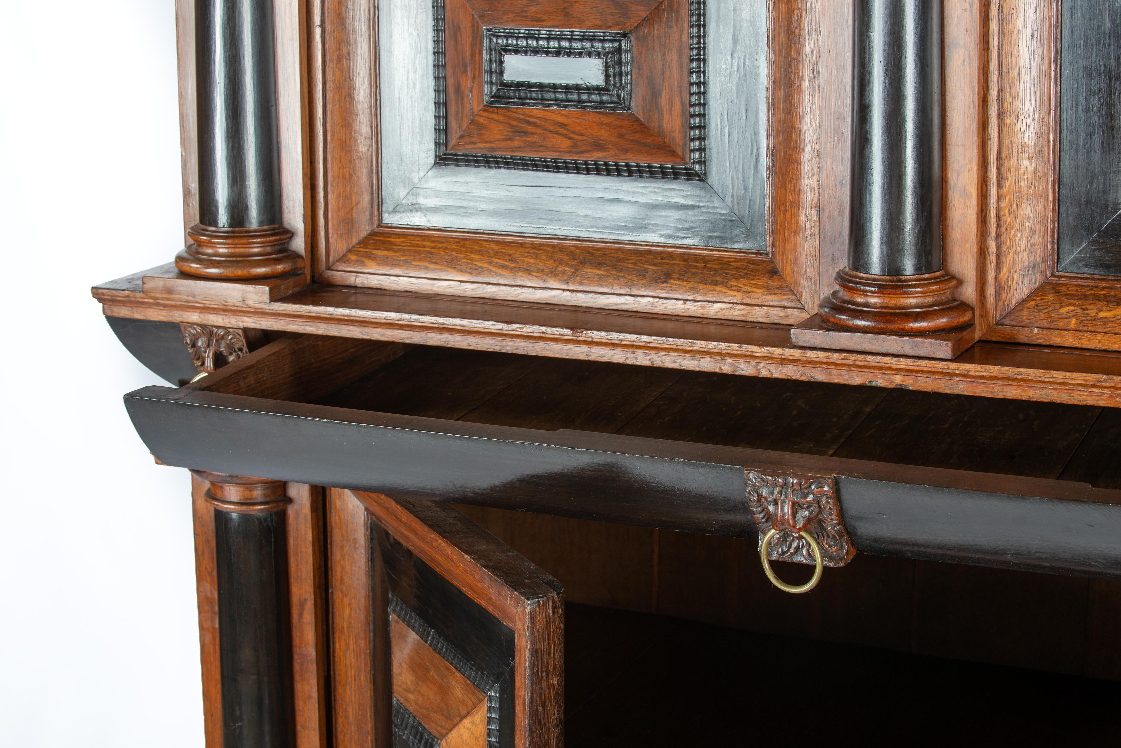 Ancienne armoire en chêne de la Renaissance hollandaise du 17e siècle avec ébène et acajou en vente 6