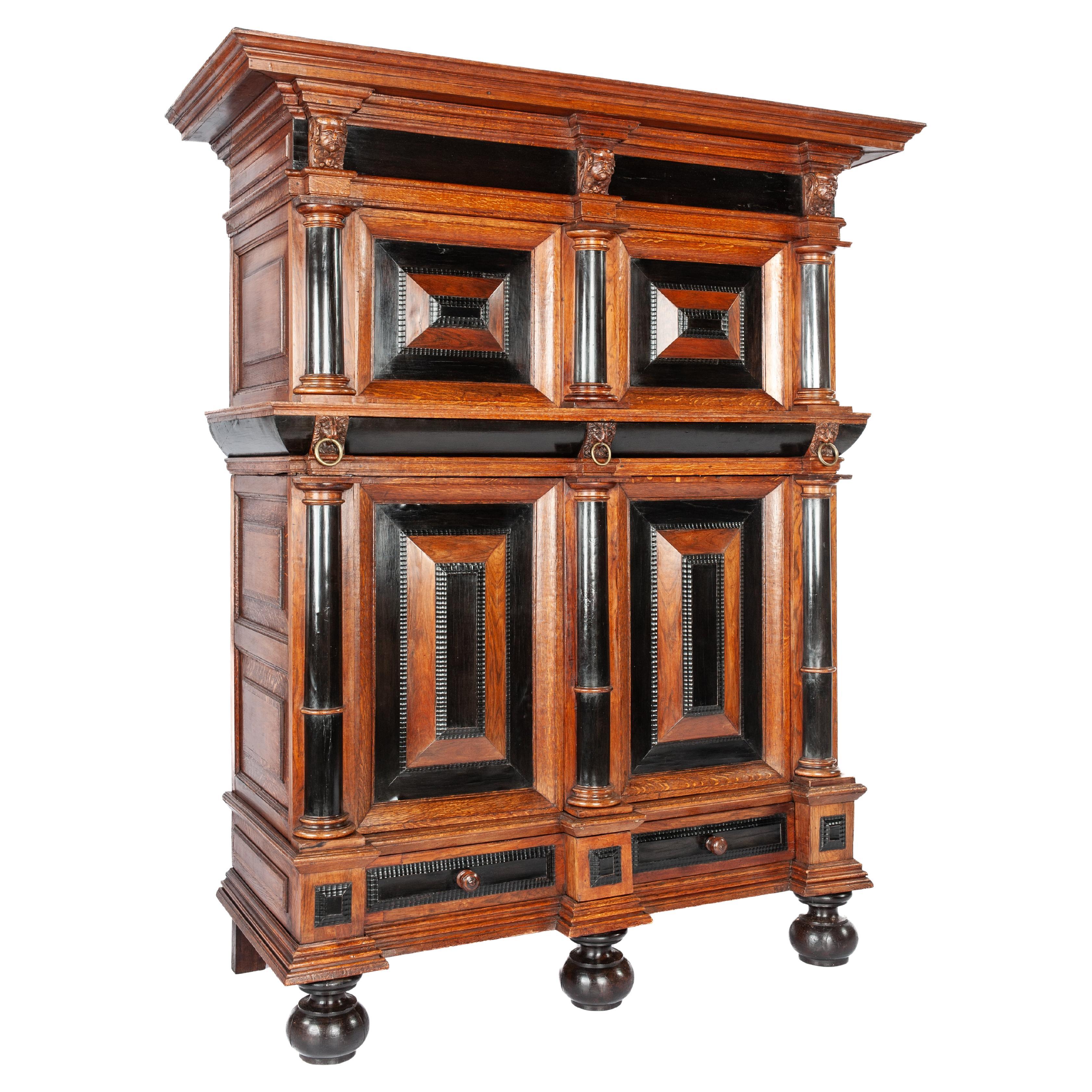 Ancienne armoire en chêne de la Renaissance hollandaise du 17e siècle avec ébène et acajou en vente