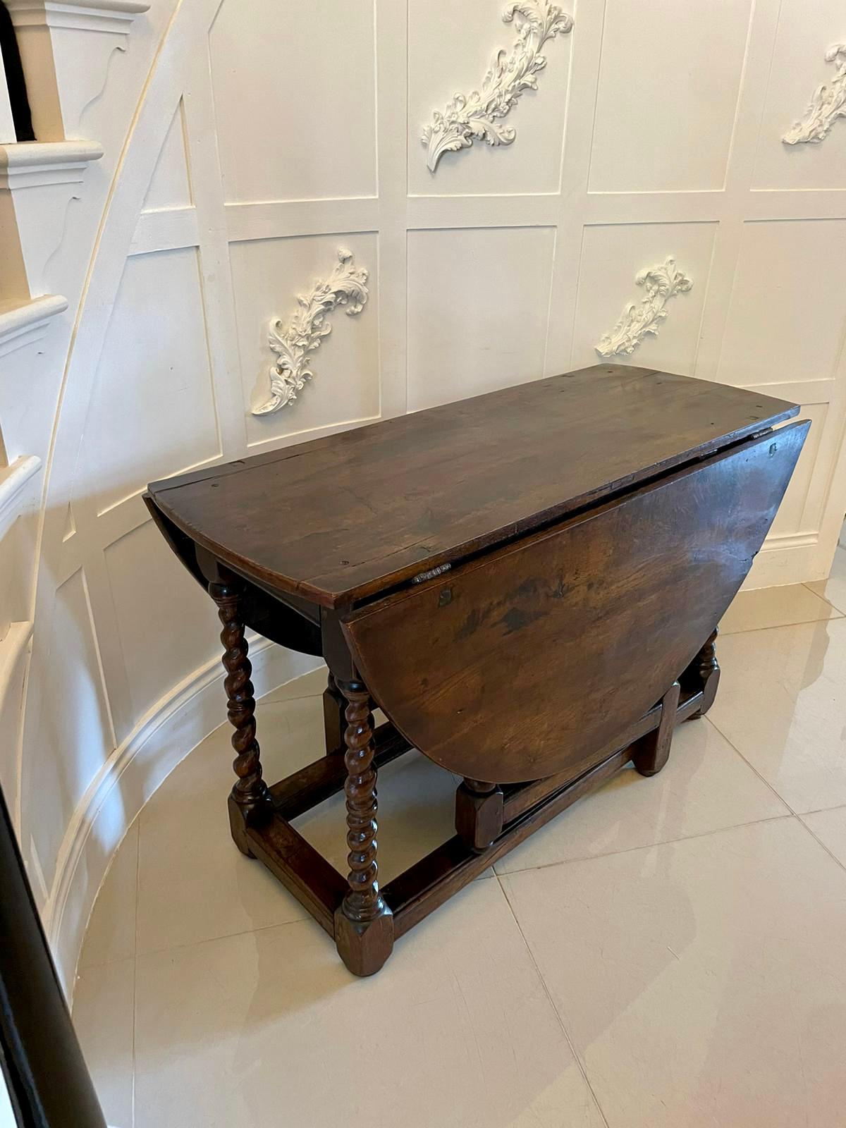 Ancienne table à abattant en Oak du 17ème siècle en vente 9