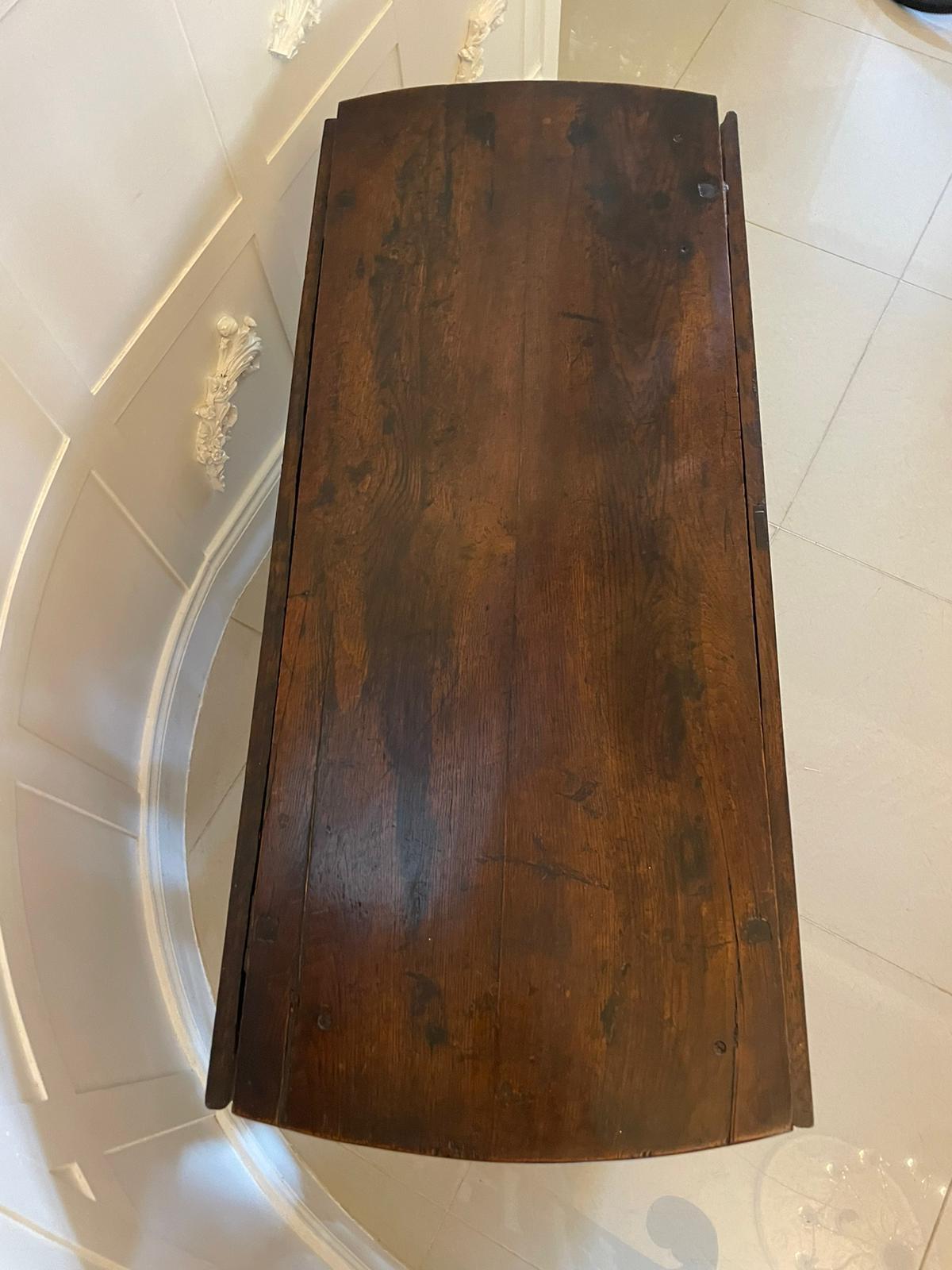 Ancienne table à abattant en Oak du 17ème siècle en vente 1