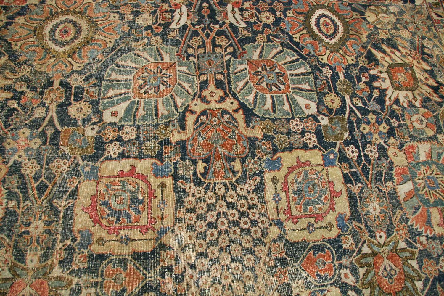 Antiker persischer Kerman-Teppich aus dem 17. Jahrhundert. 11 ft 5 in x 20 ft 2 in  im Zustand „Starke Gebrauchsspuren“ im Angebot in New York, NY