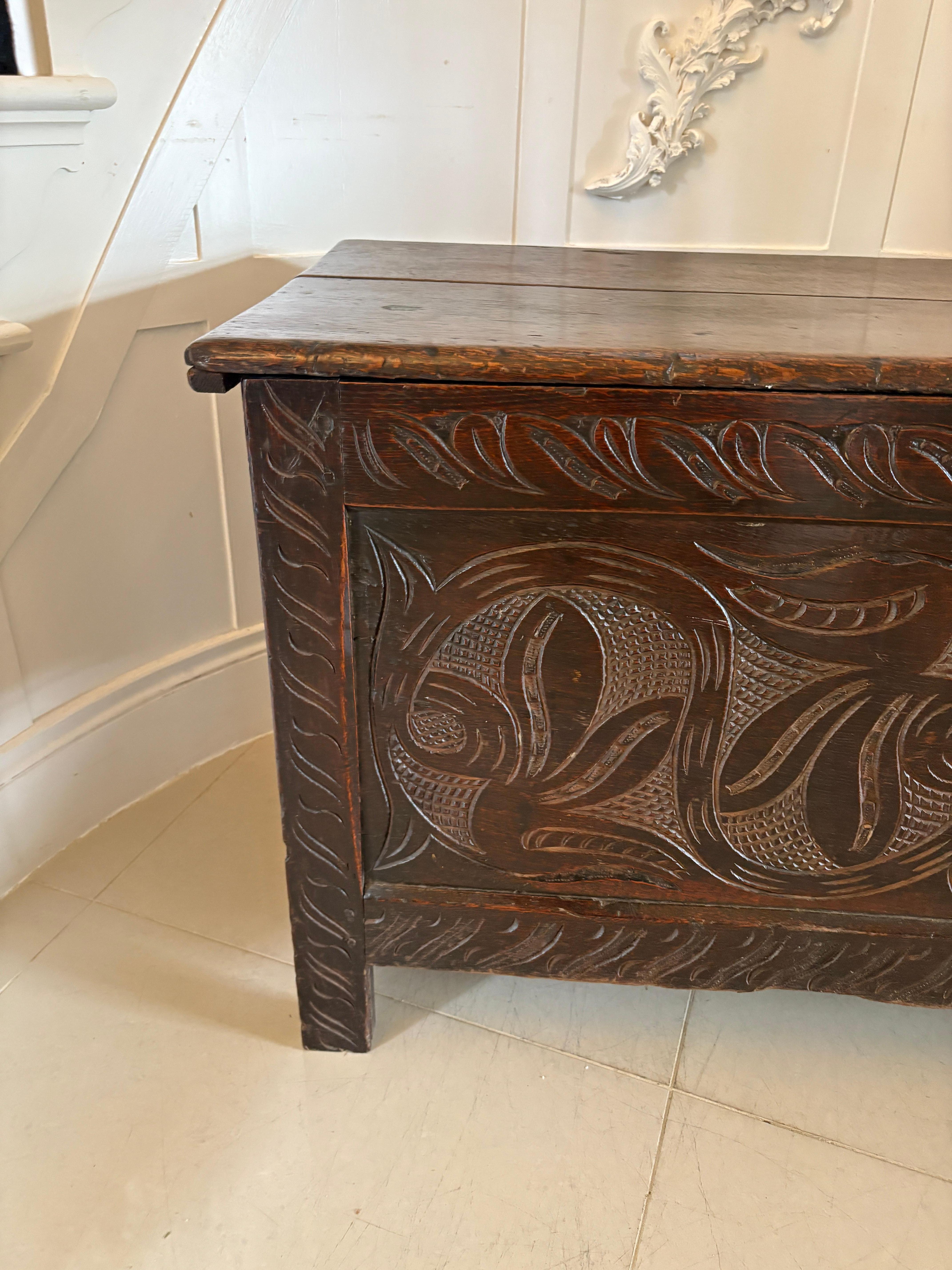 Coffre ancien en chêne sculpté de qualité du 17e siècle en vente 4