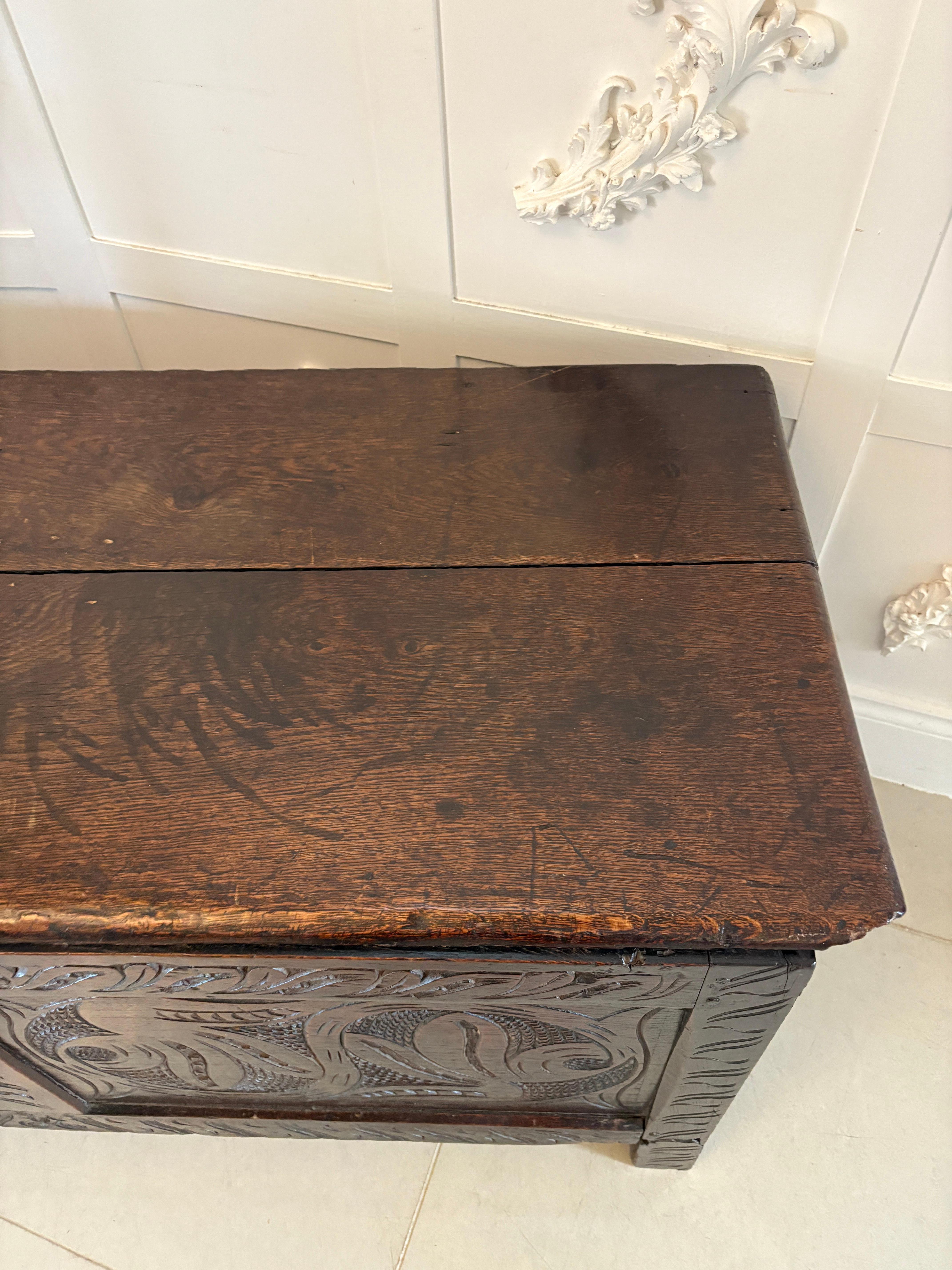 Coffre ancien en chêne sculpté de qualité du 17e siècle en vente 5