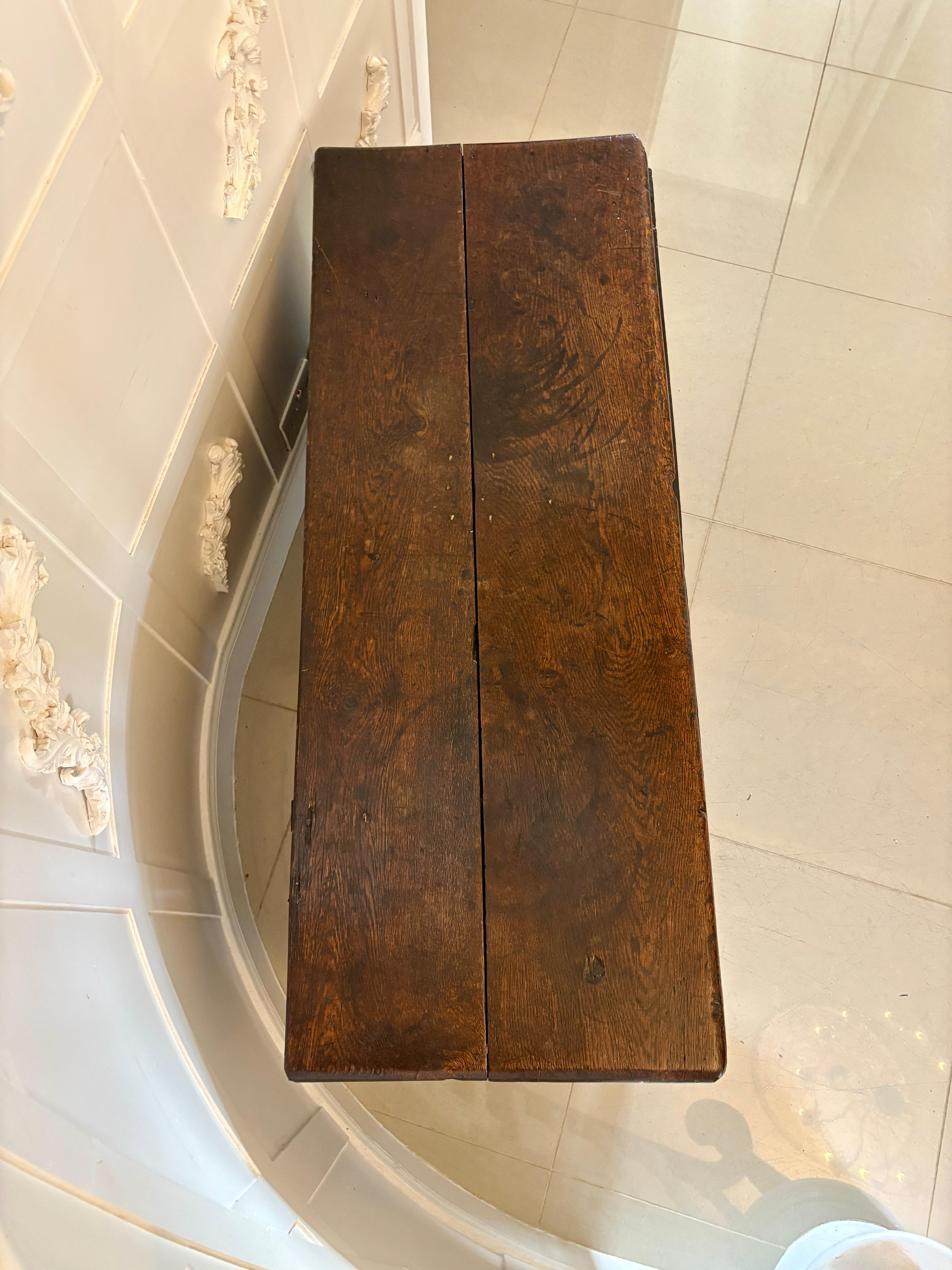 Coffre ancien en chêne sculpté de qualité du 17e siècle en vente 8
