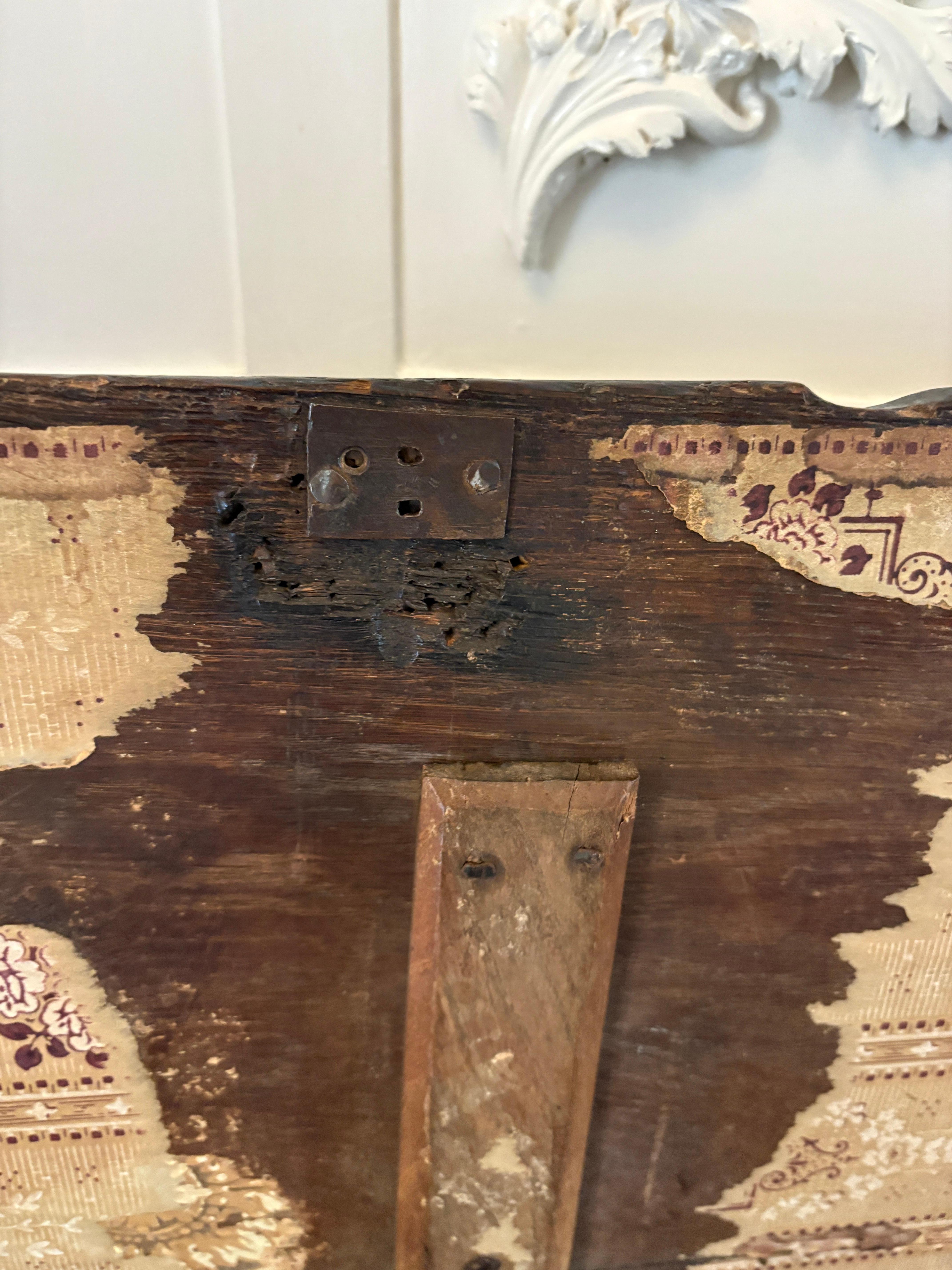 Chêne Coffre ancien en chêne sculpté de qualité du 17e siècle en vente