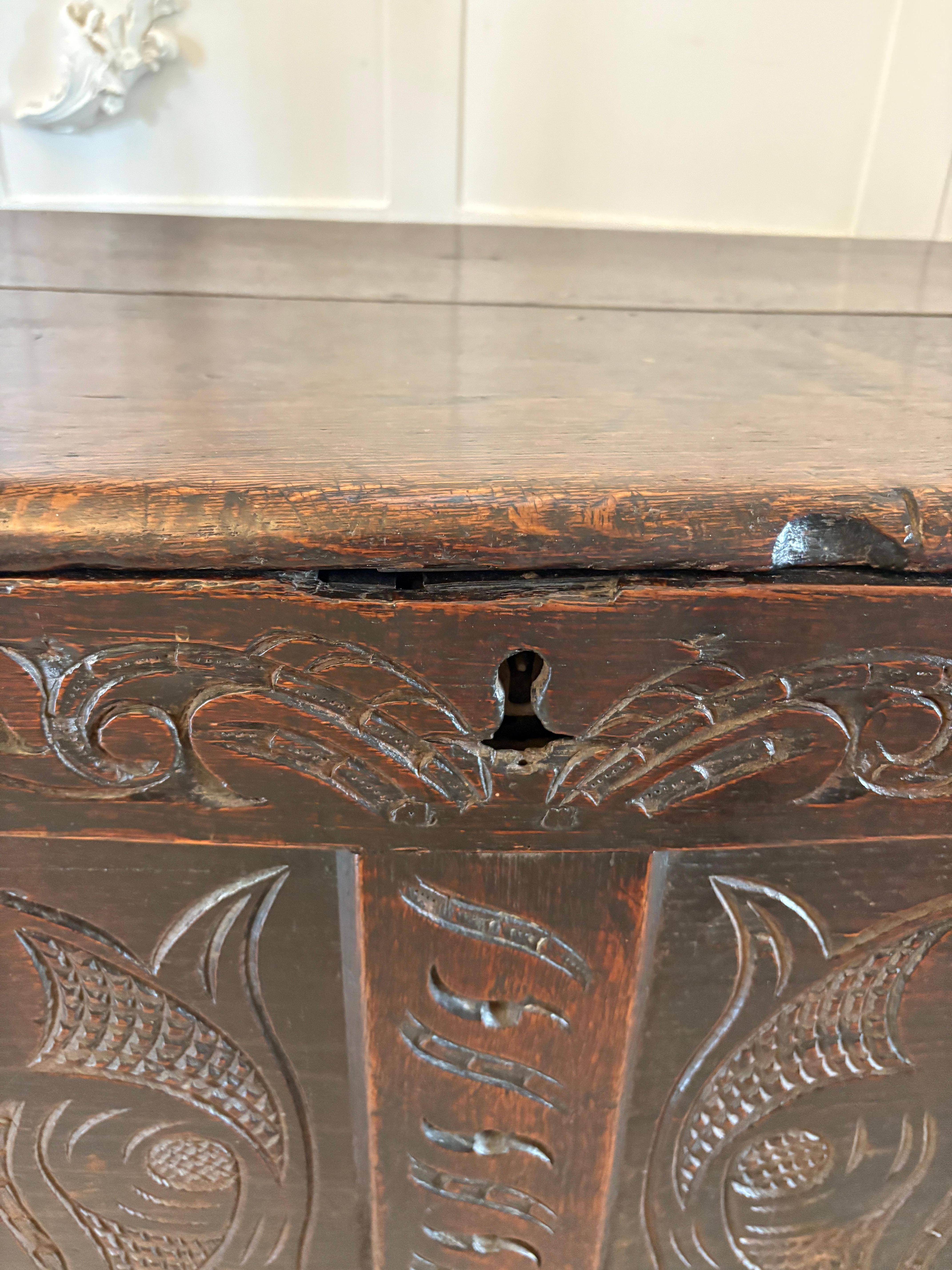 Coffre ancien en chêne sculpté de qualité du 17e siècle en vente 1