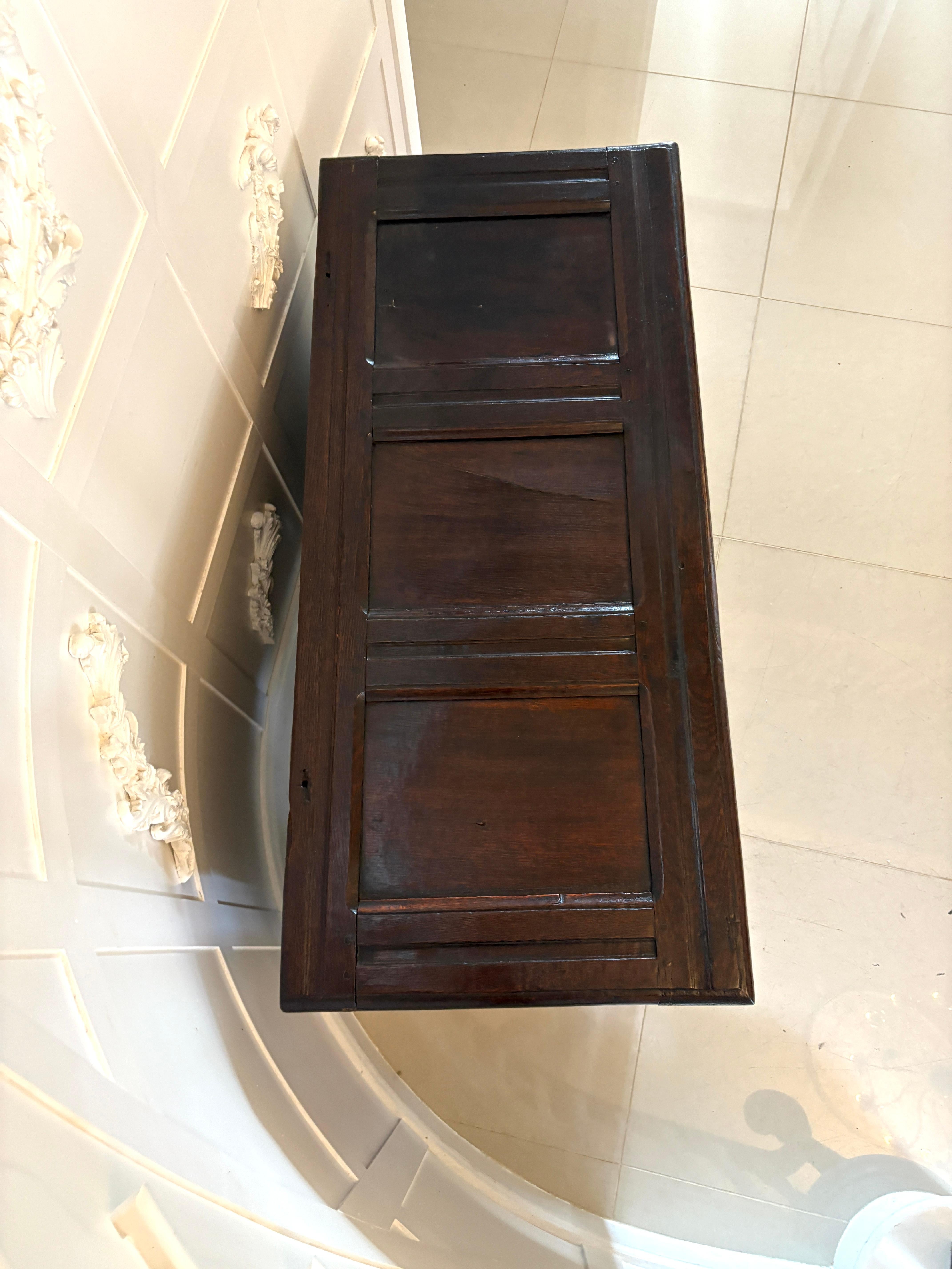 Antico cassettone in Oak del XVII secolo di qualità in vendita 9