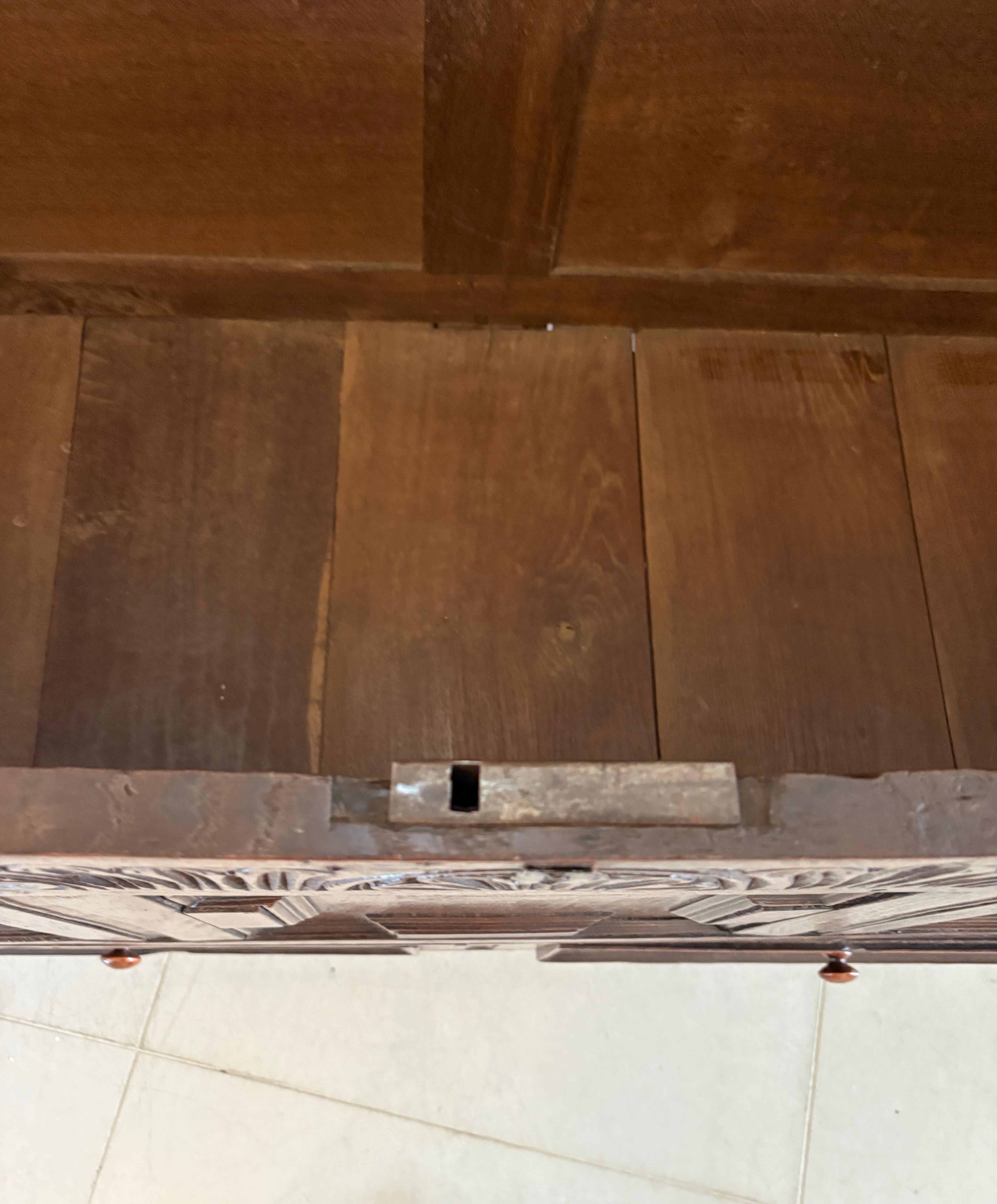 Fino al XVIII secolo Antico cassettone in Oak del XVII secolo di qualità in vendita