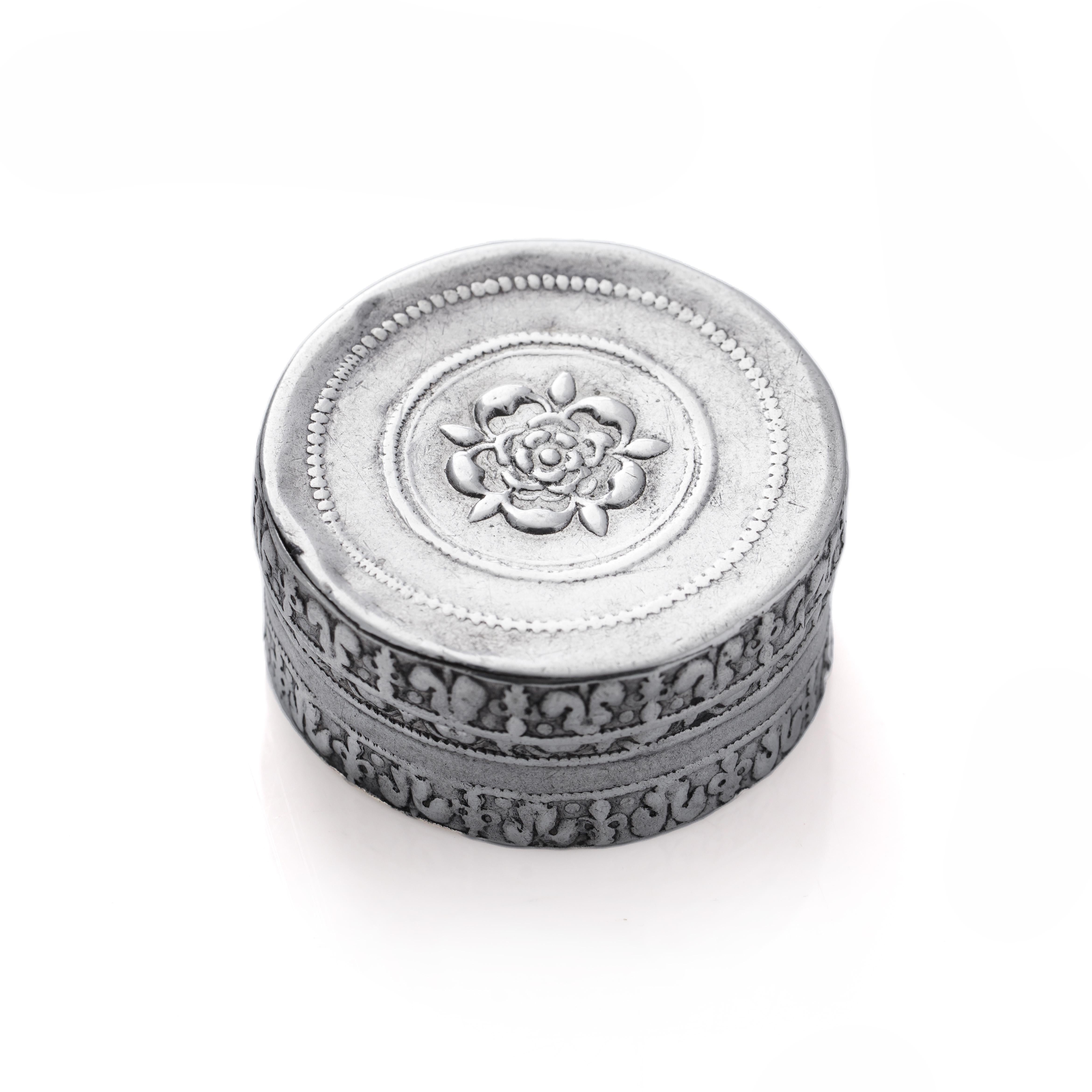 Silver Antique 17th century round circular patch box with Tudor rose  For Sale