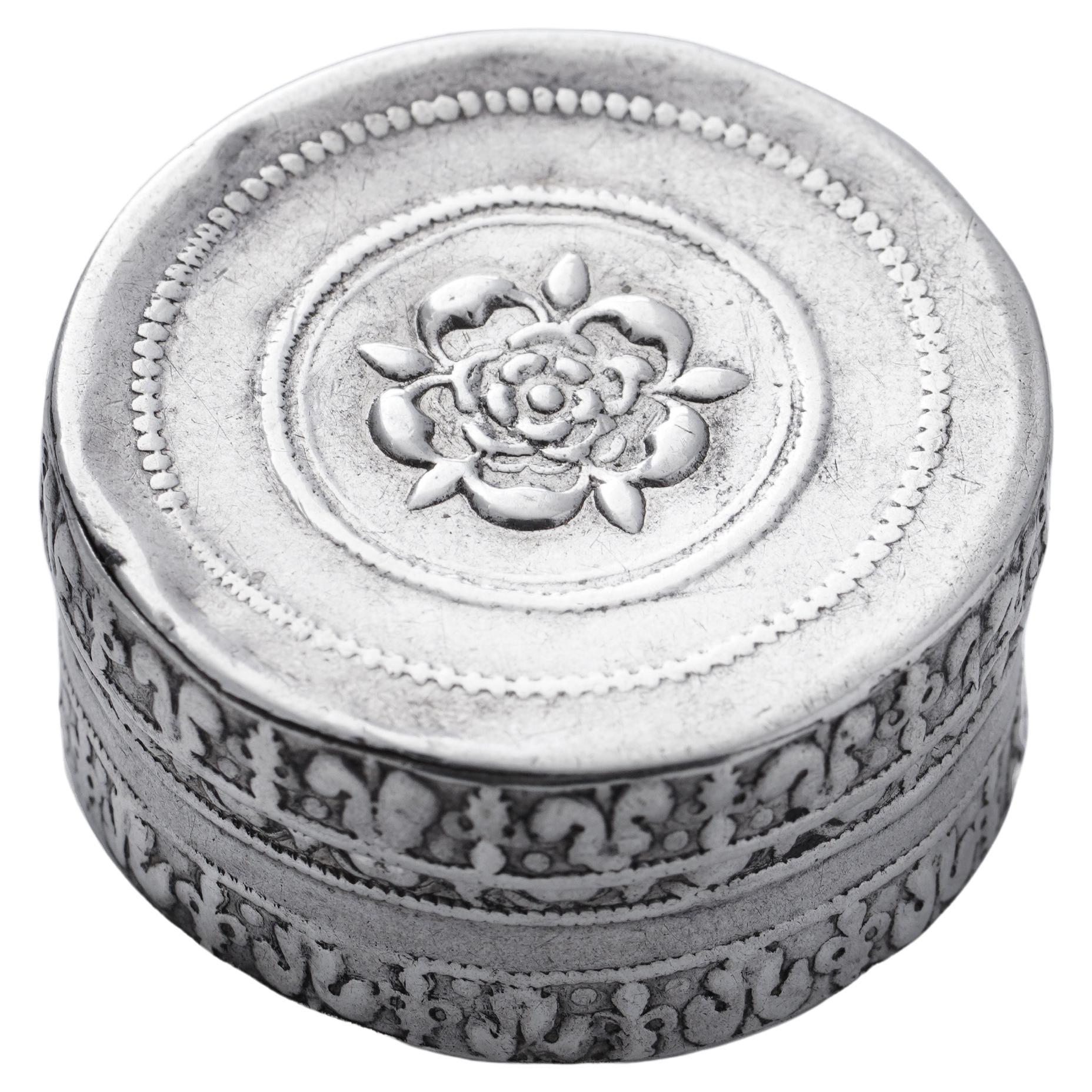 Antike runde Patchbox aus dem 17. Jahrhundert mit Tudor-Rose  im Angebot