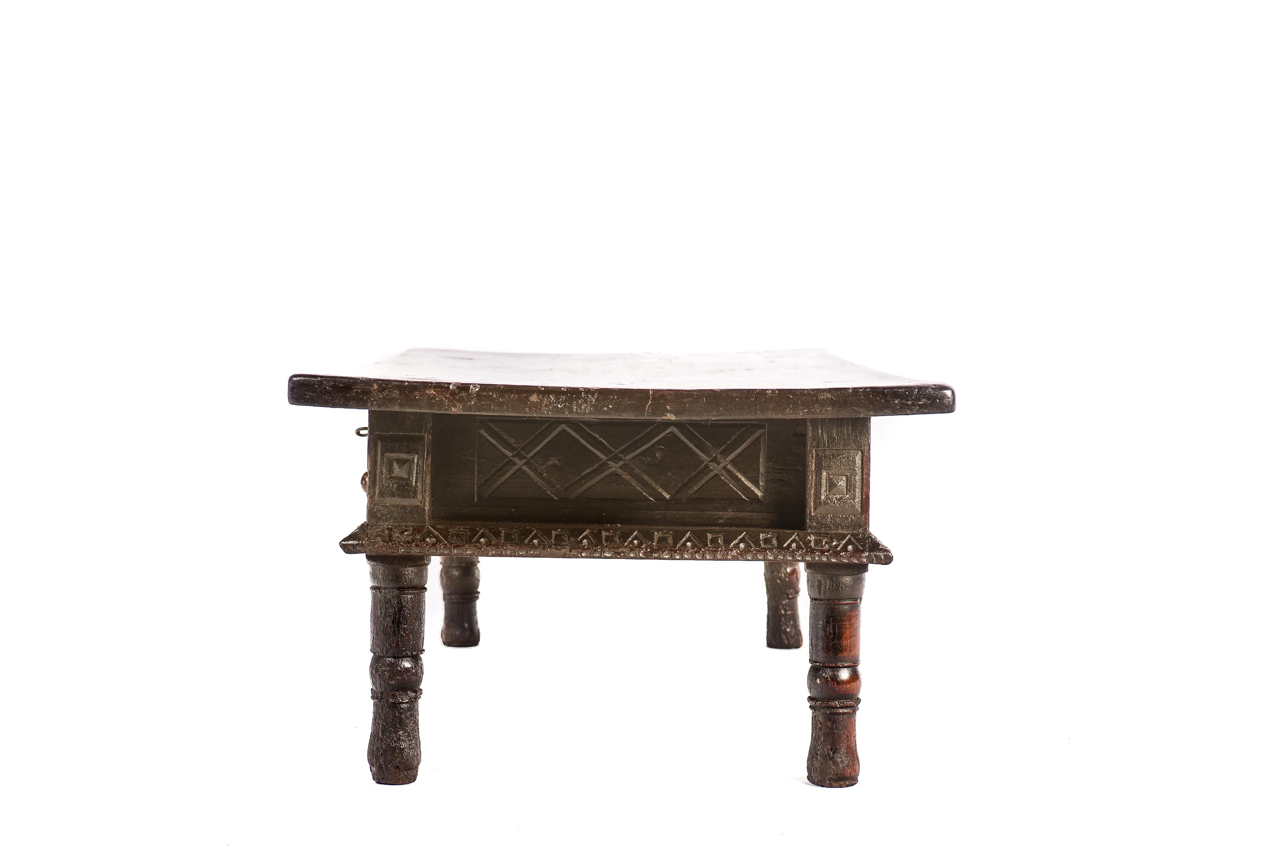 Antique 17th Century Spanish Baroque Carved Chestnut Two Drawer Coffee Table In Good Condition In Casteren, NL