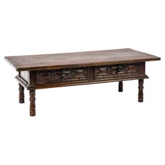 Ancienne table basse baroque espagnole du 17ème siècle en châtaignier sculpté à deux tiroirs