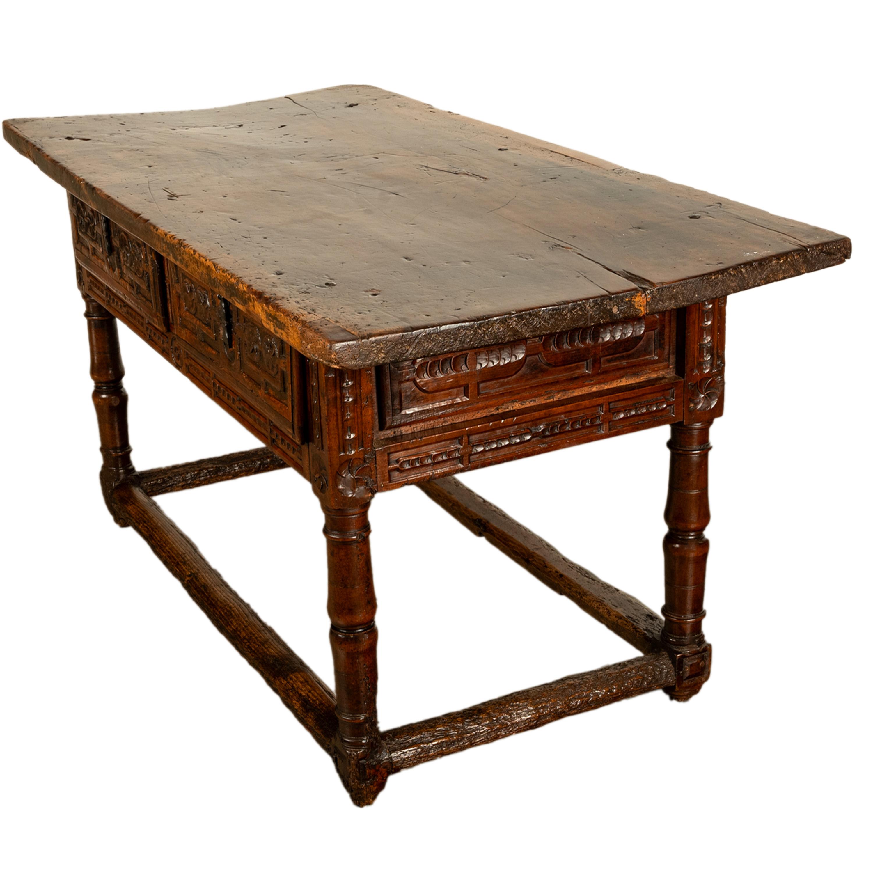 Antigua Mesa Consola de Refectorio Barroca Española del Siglo XVII Tallada en Nogal 1650 en venta 4