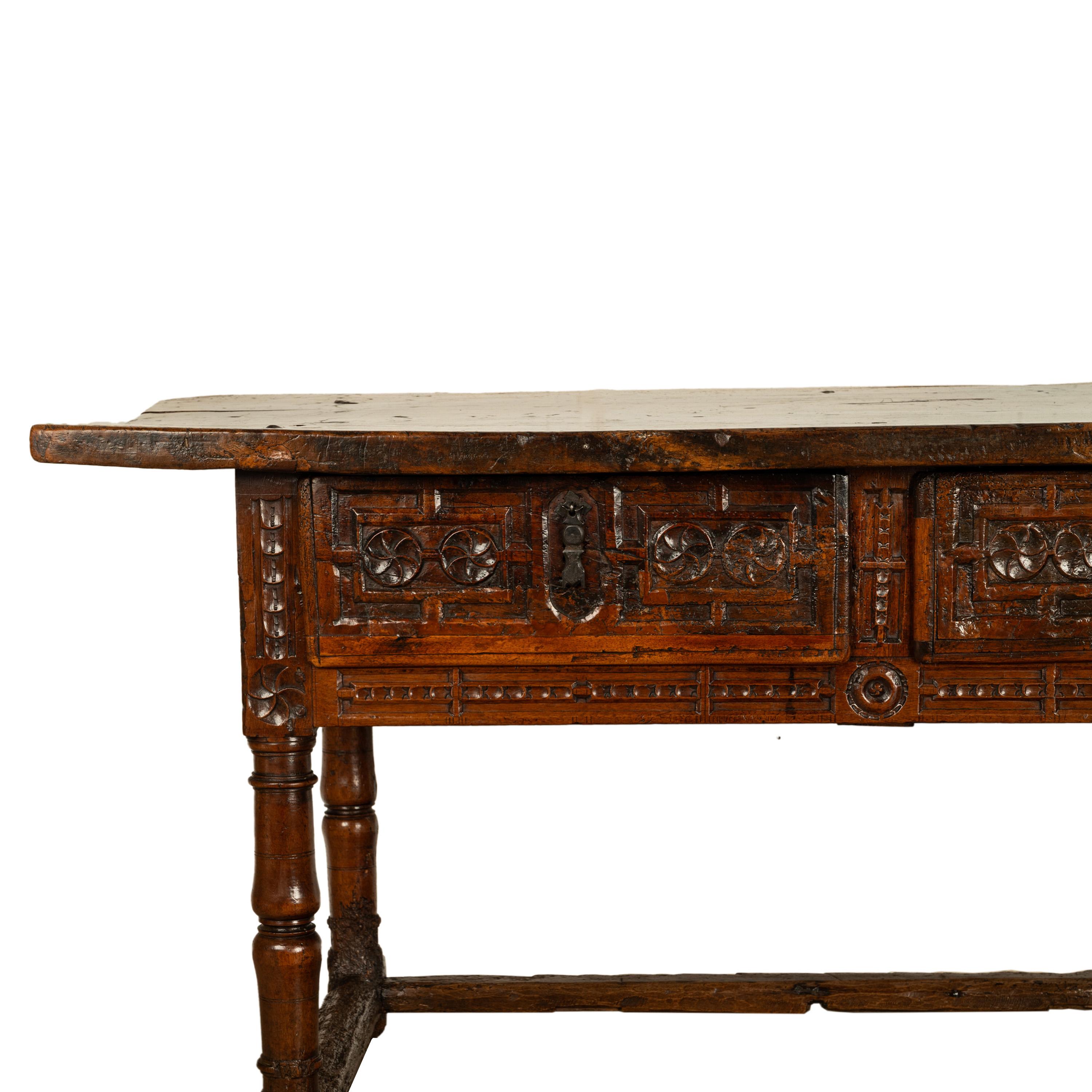 Antigua Mesa Consola de Refectorio Barroca Española del Siglo XVII Tallada en Nogal 1650 en venta 11