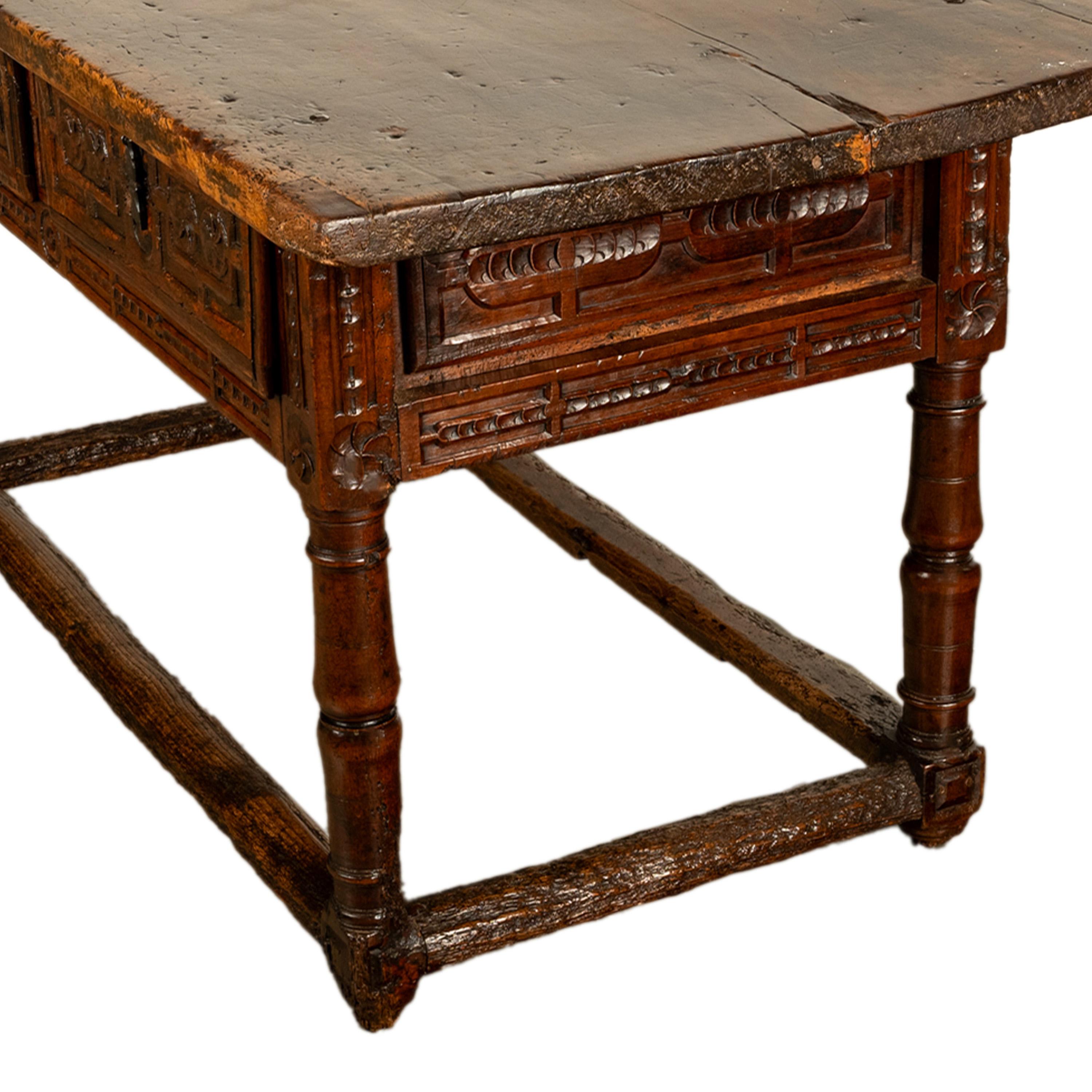 Antigua Mesa Consola de Refectorio Barroca Española del Siglo XVII Tallada en Nogal 1650 en venta 13