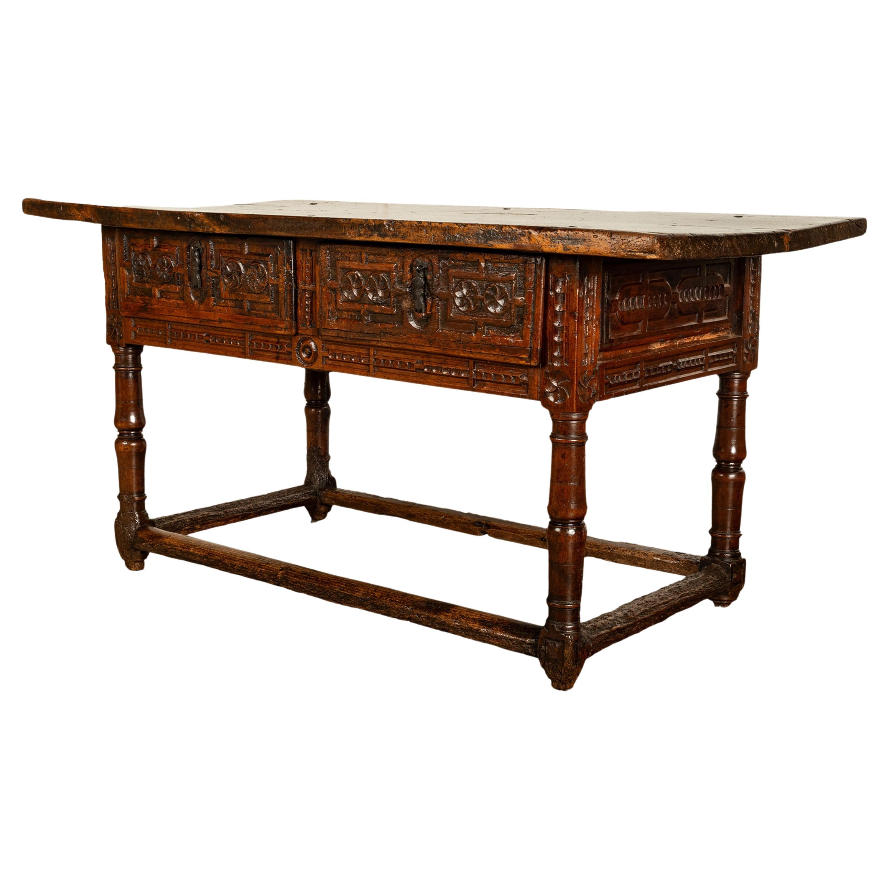 Excepcional refectorio, consola o mesa de servicio de nogal tallado de dos cajones del siglo XVII, Barcelona, España, hacia 1650.
Extraordinaria mesa española de casi 400 años de antigüedad, la mesa está tallada por todos los lados para que pueda