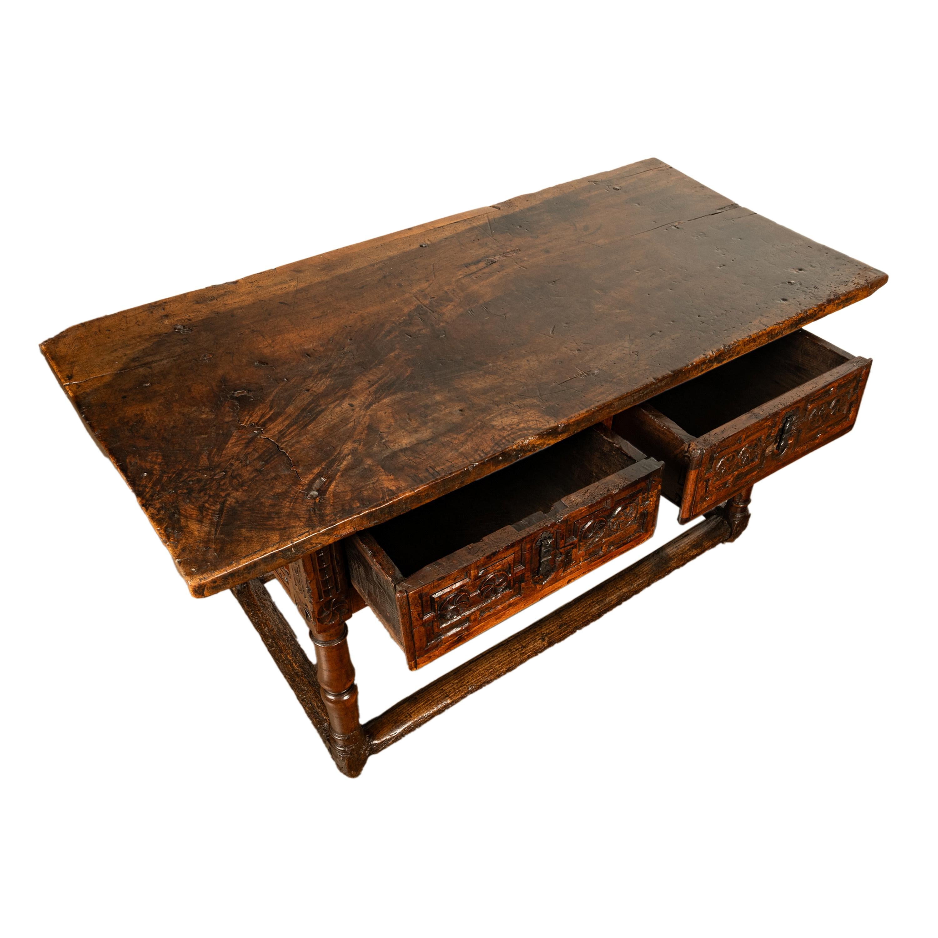 Antigua Mesa Consola de Refectorio Barroca Española del Siglo XVII Tallada en Nogal 1650 siglo XVIII y antes en venta