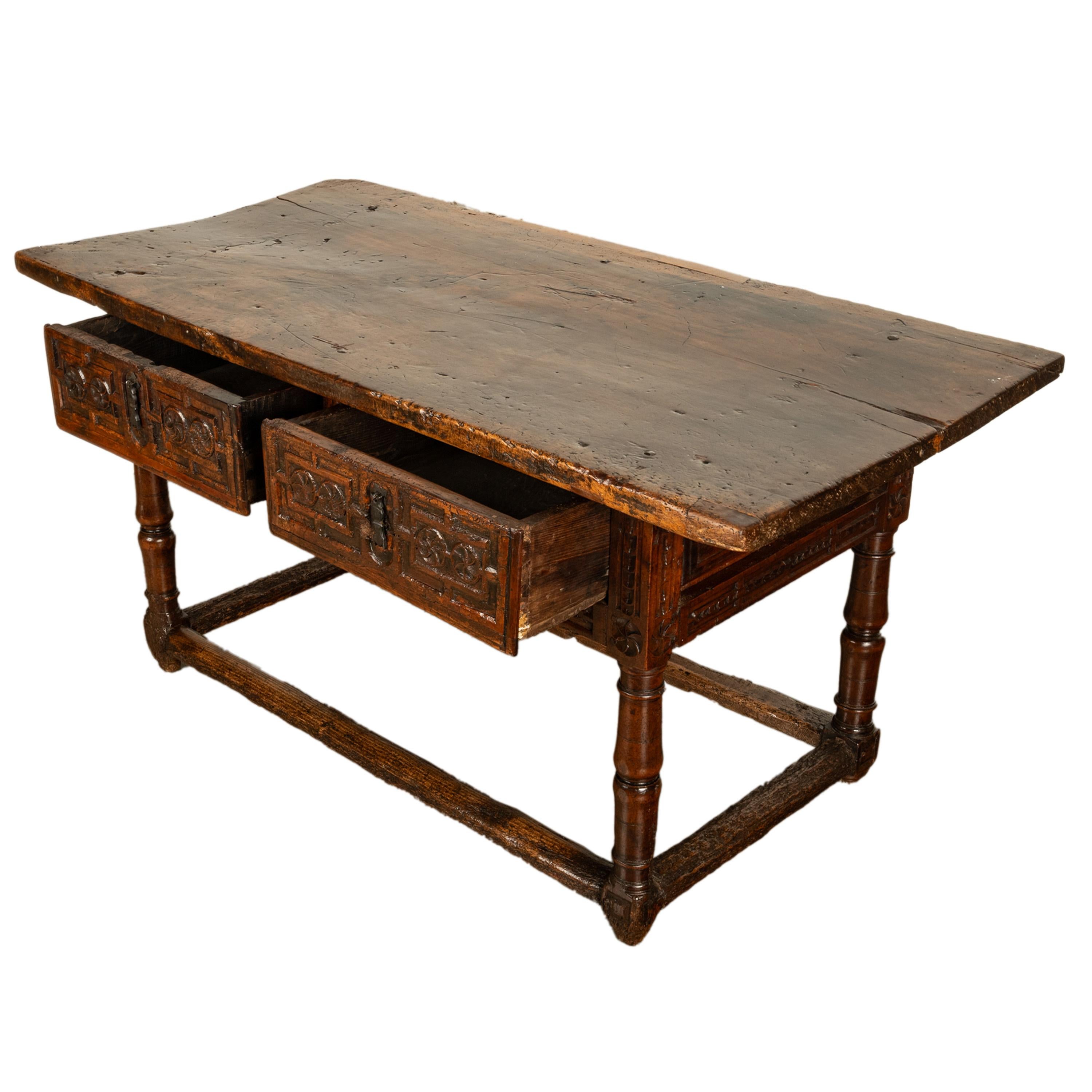 Antigua Mesa Consola de Refectorio Barroca Española del Siglo XVII Tallada en Nogal 1650 en venta 1