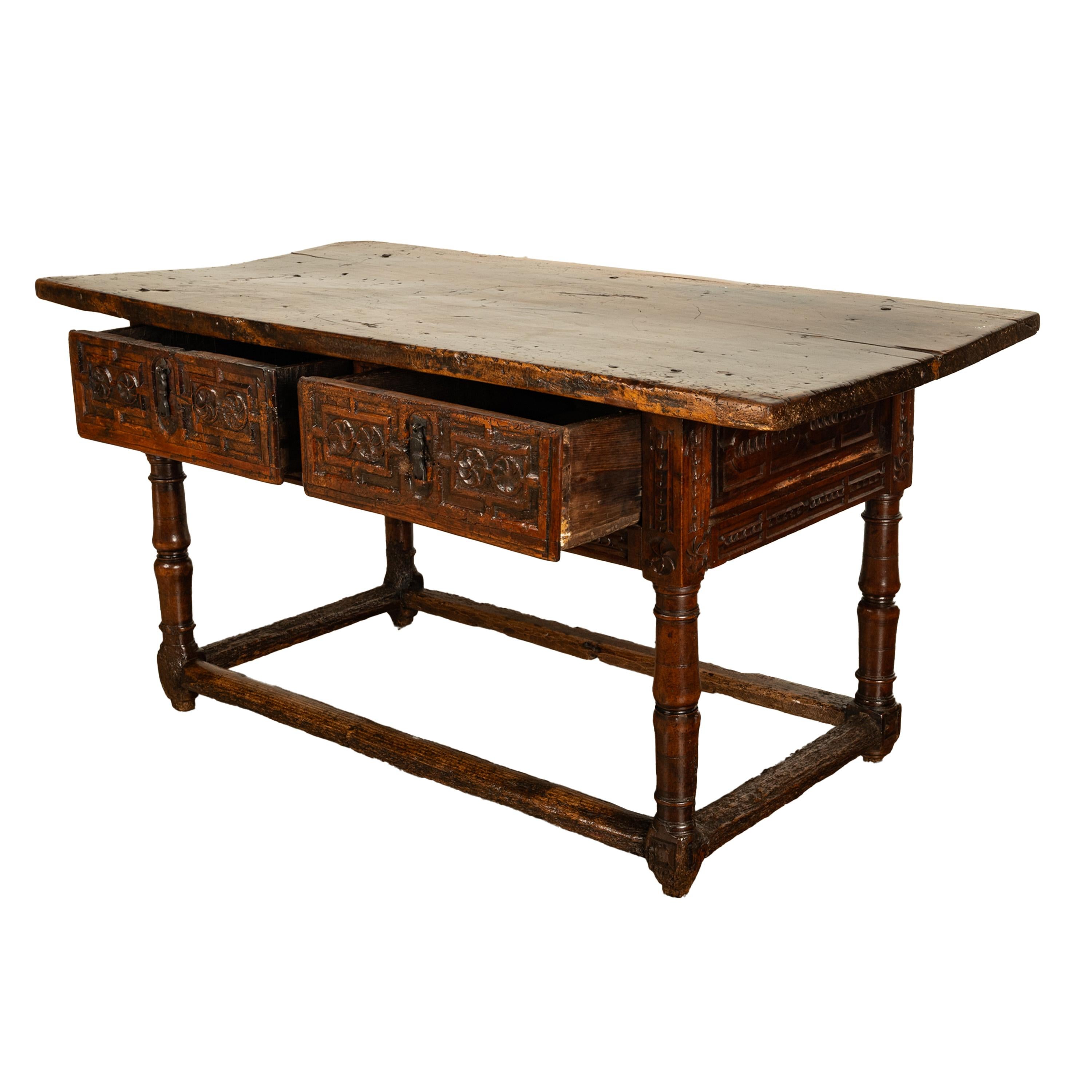 Antigua Mesa Consola de Refectorio Barroca Española del Siglo XVII Tallada en Nogal 1650 en venta 2