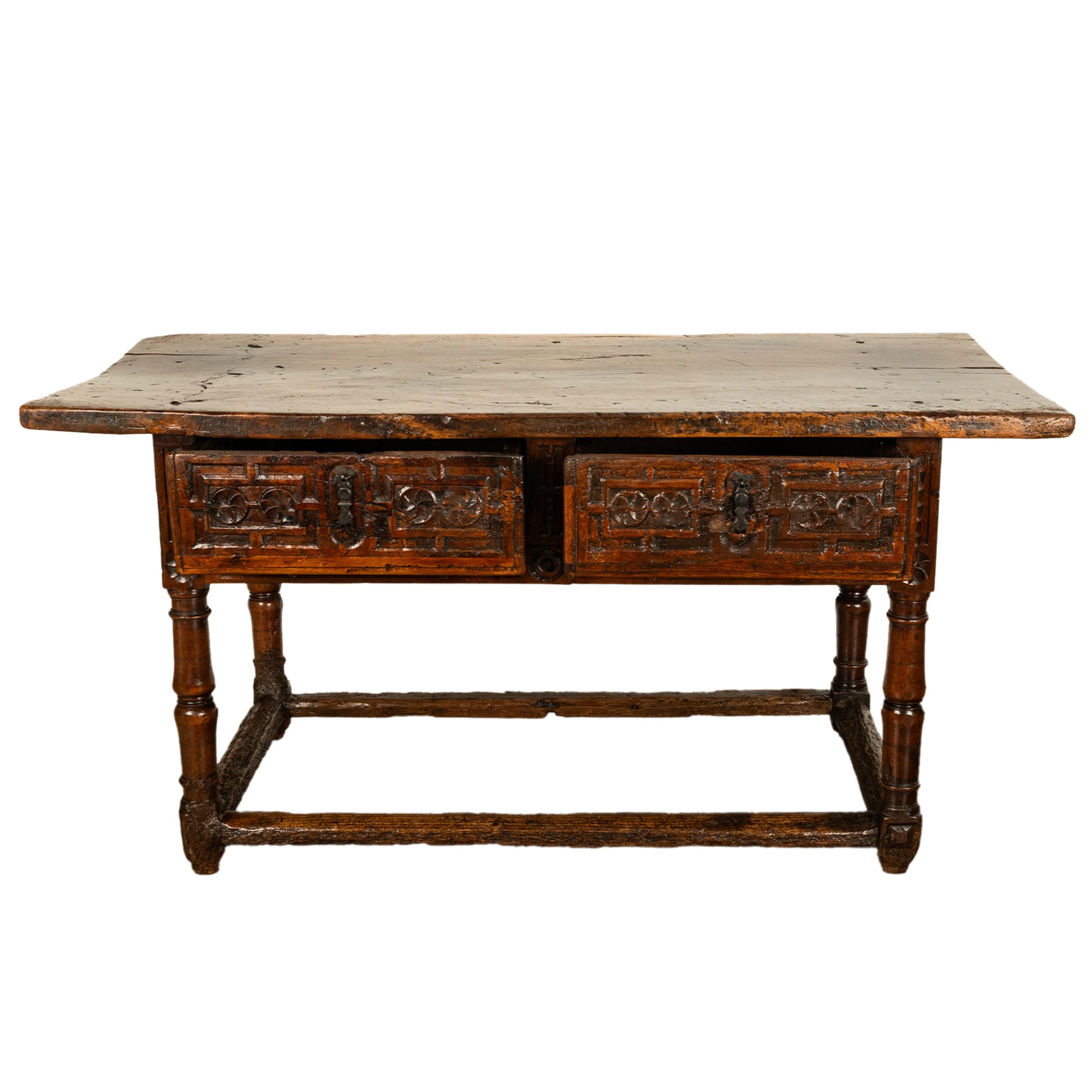 Antigua Mesa Consola de Refectorio Barroca Española del Siglo XVII Tallada en Nogal 1650 en venta 3