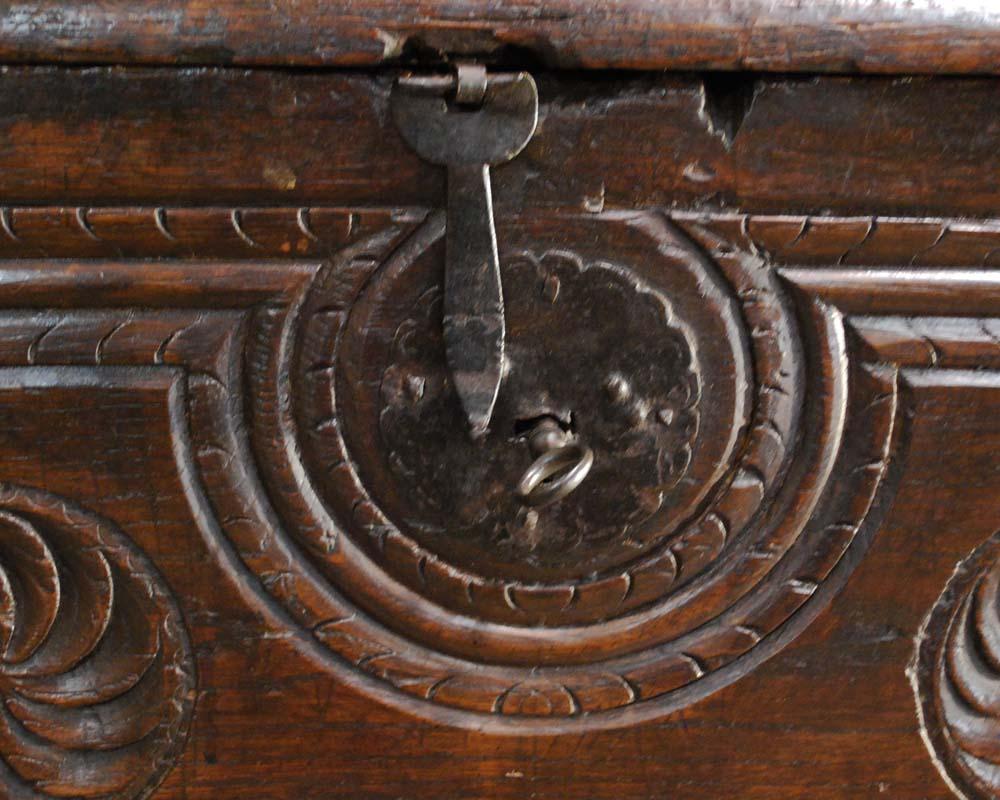 Antique 17th Century Spanish Chestnut Carved Trunk or Chest In Good Condition For Sale In Casteren, NL