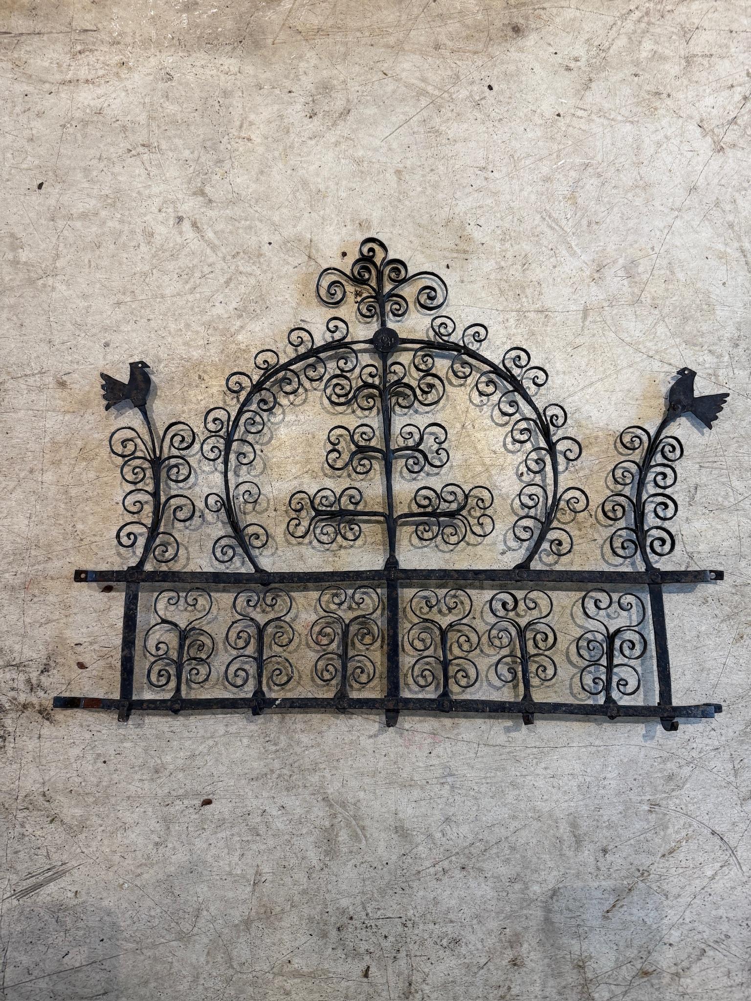 Un raro e magnifico esempio di opere in ferro spagnole, questo appendiabiti da parete in ferro battuto forgiato a mano del XVII secolo è una vera e propria testimonianza della maestria e dell'artigianato dell'epoca. Provenendo dalla Spagna e