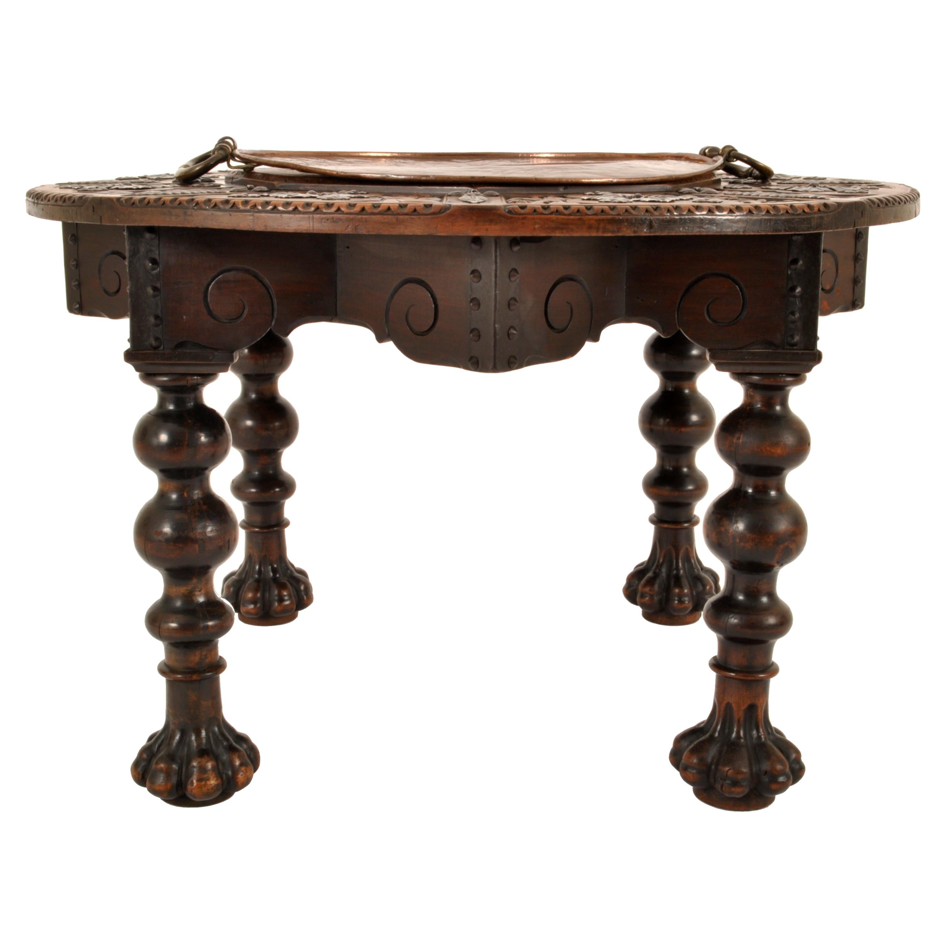 Sculpté Ancienne table à brasero en fer, en noyer et laiton, style 17e siècle espagnol 1880 en vente