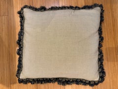 Antikes Wandteppich-Kissen aus dem 17. Jahrhundert mit Blattwerk und zierlichen Quasten