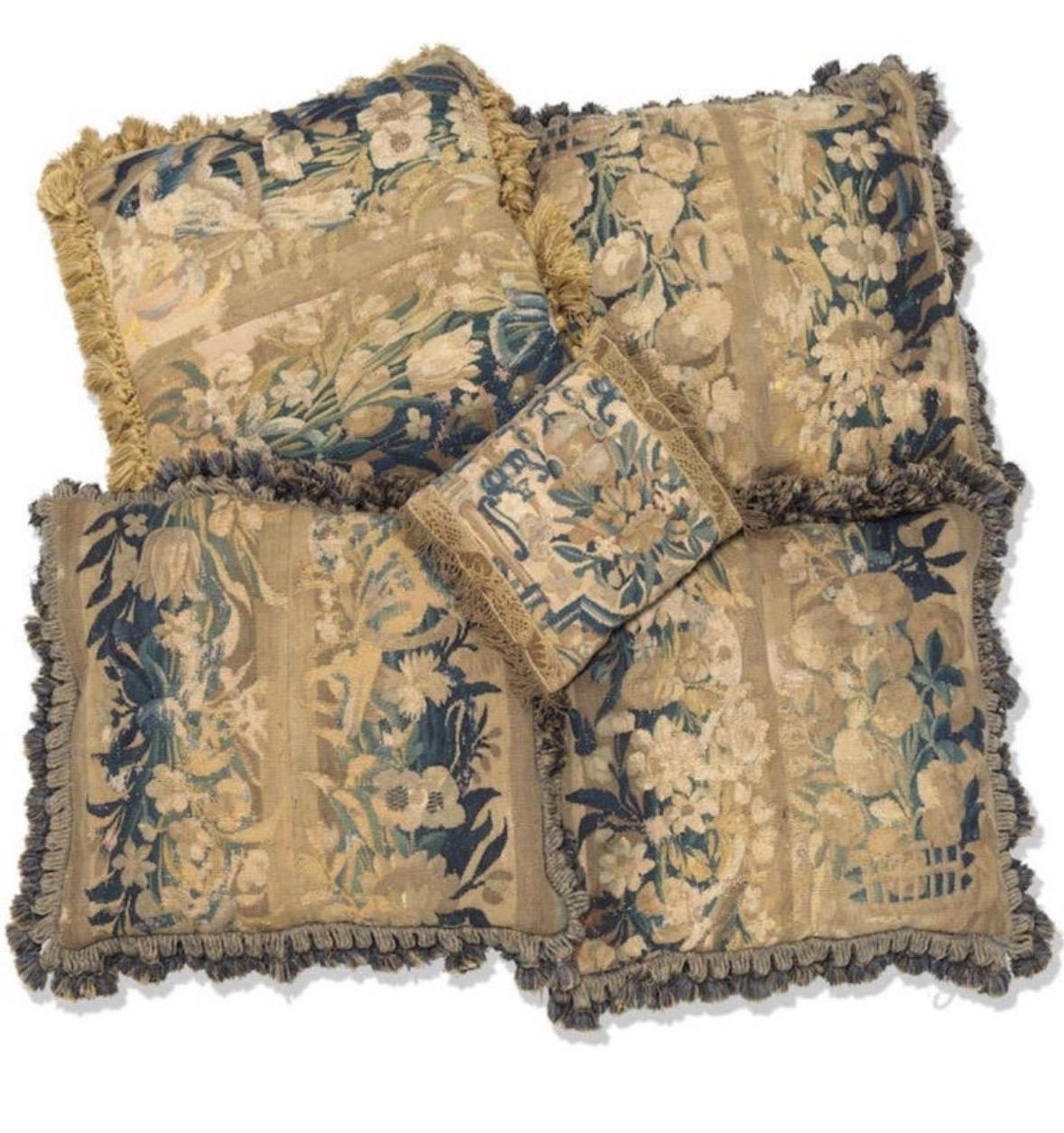 Stupendo cuscino ad arazzo Verdure del XVII secolo con fogliame e piccole nappe che rallegreranno qualsiasi divano, canapè o divano! Supporto in velluto marrone e piccole nappe. Ciascuna misura 20 x 22 pollici.

Abbiamo altri 3 pezzi in magazzino. 